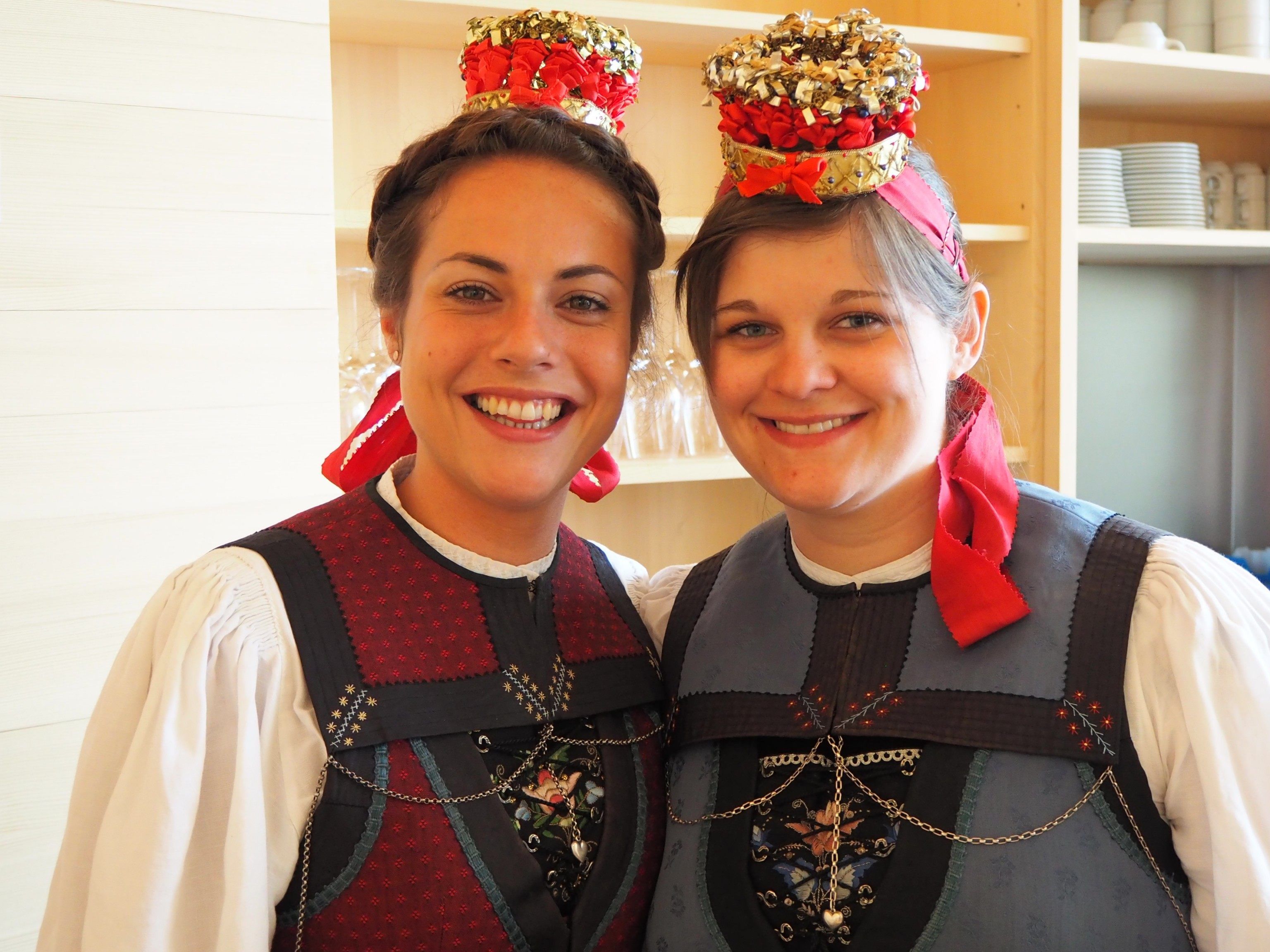 Marketenderinnen Vanessa und Regina an der Weinbar Marketenderinnen Vanessa und Regina an der Weinbar