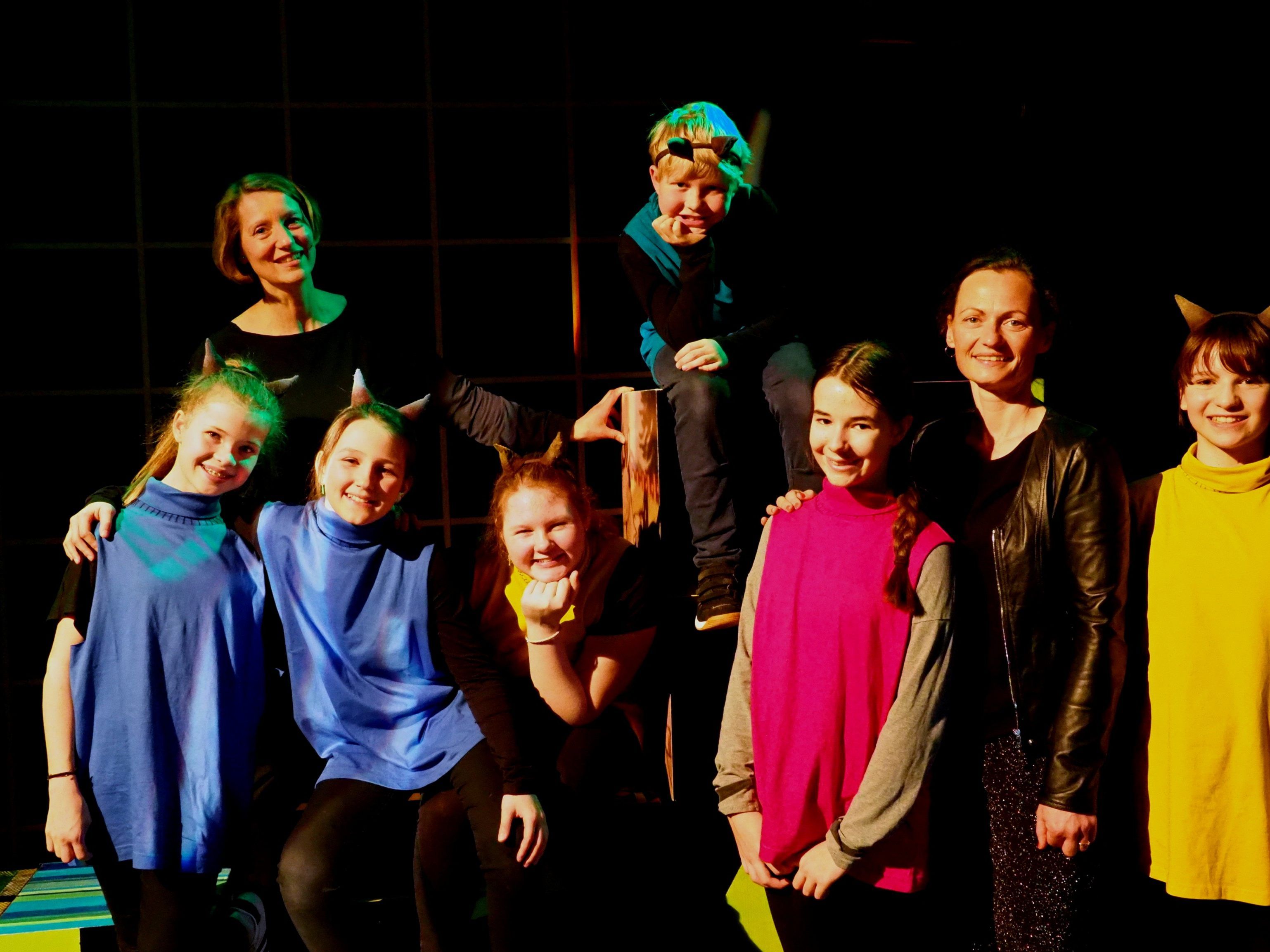 Einige Darstellerinnen des Theaterjugendclubs 10+ mit Barbara Urstadt und Nina Fritsch nach der Premiere.