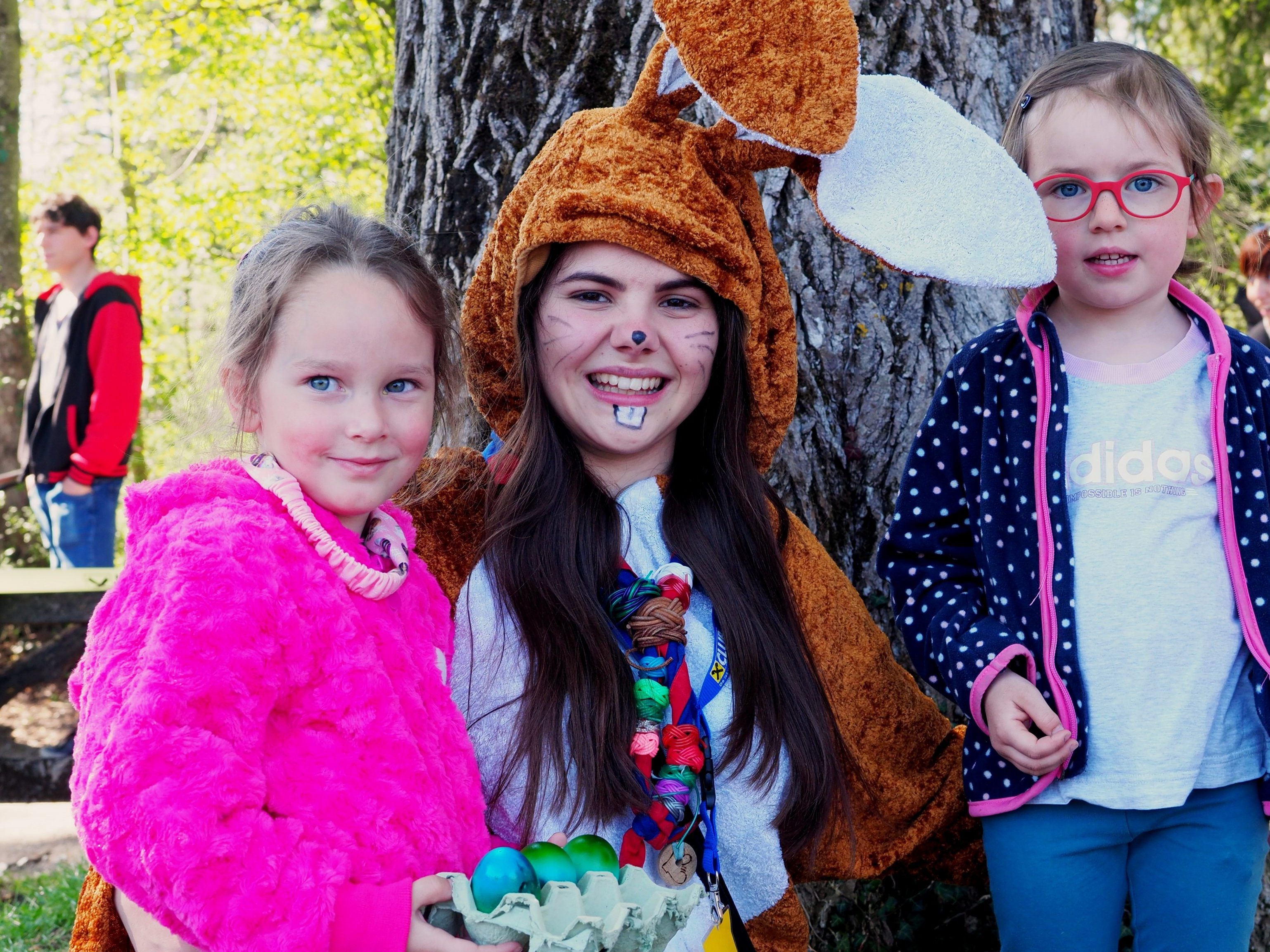 "Osterhase" Jessica mit Annika und Elena bei der Eiersuche im Frutzwald. "Osterhase" Jessica mit Annika und Elena bei der Eiersuche im Frutzwald.
