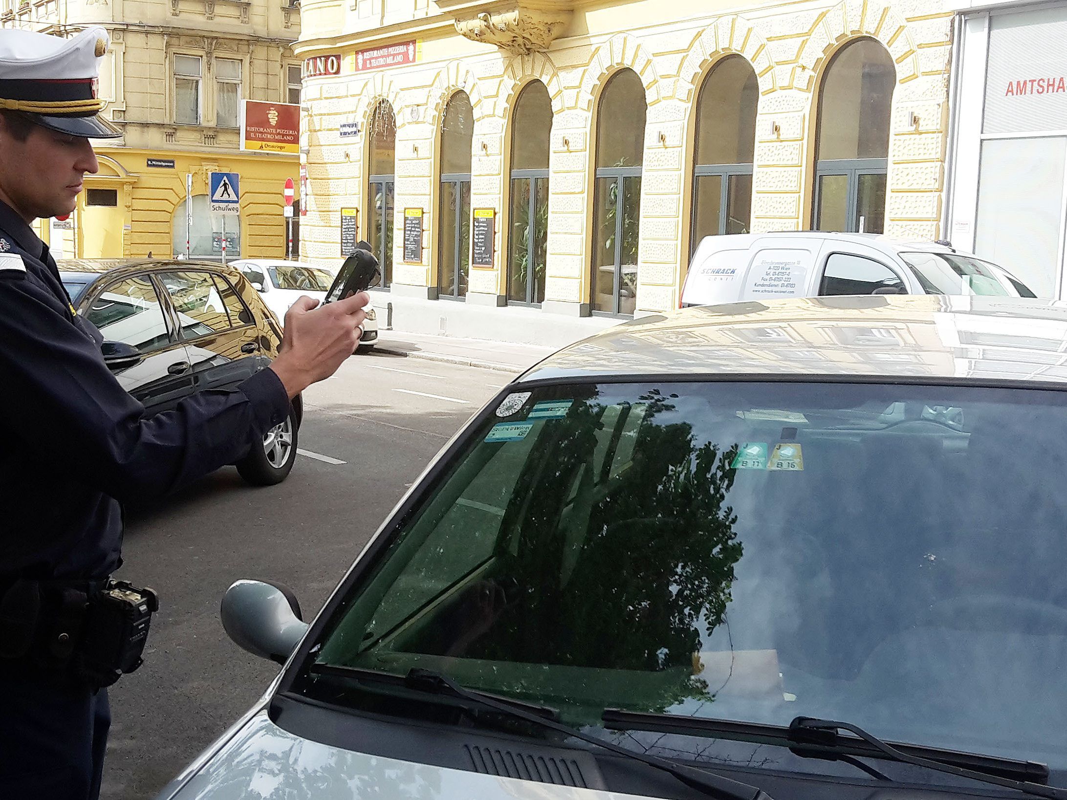 Der Parksheriff wurde unbestimmten Grades am Bein verletzt. Der Parksheriff wurde unbestimmten Grades am Bein verletzt.