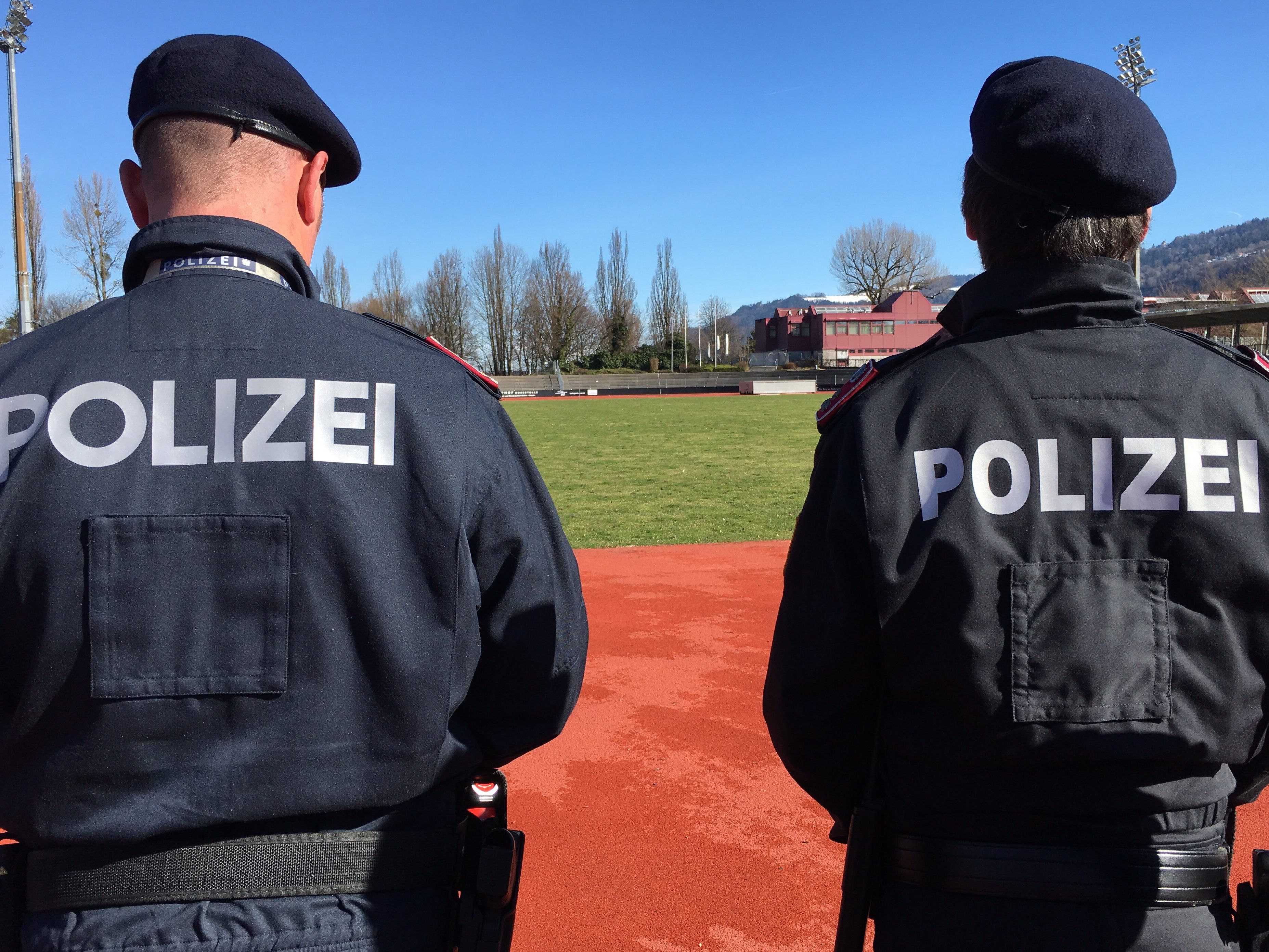 Die Polizei sucht nach Zeugen die NAgaben zu der brutalen Attacke auf die 79-jährige Frau machen können.