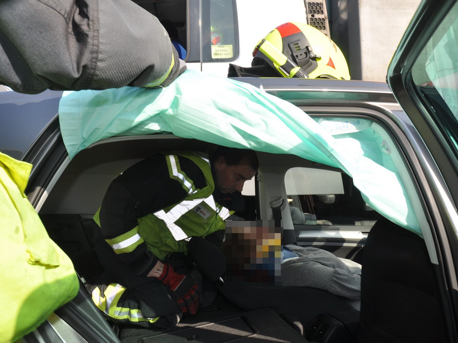 Die Wienerin musste von der Feuerwehr aus ihrem Auto befreit werden.