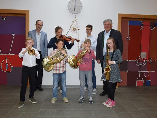 Erfolgreiche Schülerinnen der Musikschule Bludenz: Hintere Reihe v.l.n.r.: Dir. Thomas Greiner, Rahel Neyer, Daniel Girtler, Bürgermeister Mandi Katzenmayer, vordere Reihe v.l.n.r. Leon Dobler, Benjamin Capelli, Valentina Tecklenburg, Valentina Walch Erfolgreiche Schülerinnen der Musikschule Bludenz: Hintere Reihe v.l.n.r.: Dir. Thomas Greiner, Rahel Neyer, Daniel Girtler, Bürgermeister Mandi Katzenmayer, vordere Reihe v.l.n.r. Leon Dobler, Benjamin Capelli, Valentina Tecklenburg, Valentina Walch