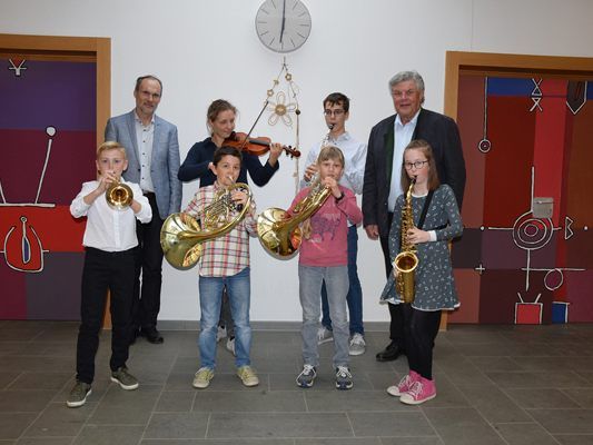 Erfolgreiche Schülerinnen der Musikschule Bludenz: Hintere Reihe v.l.n.r.: Dir. Thomas Greiner, Rahel Neyer, Daniel Girtler, Bürgermeister Mandi Katzenmayer, vordere Reihe v.l.n.r. Leon Dobler, Benjamin Capelli, Valentina Tecklenburg, Valentina Walch