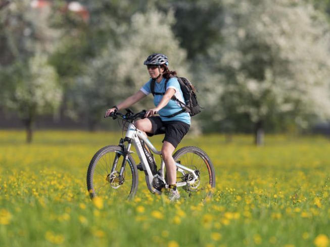 Immer mehr sind mit E-Bike oder E-Roller unterwegs – leider steigen mit dem Trend auch die Verletzungsrisiken. Immer mehr sind mit E-Bike oder E-Roller unterwegs – leider steigen mit dem Trend auch die Verletzungsrisiken.
