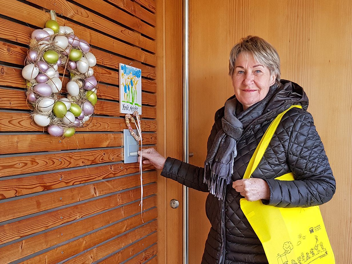 Rosmarie Wiedl ist in Lustenau unterwegs, um Spenden für das Vorarlberger Kinderdorf zu sammeln.