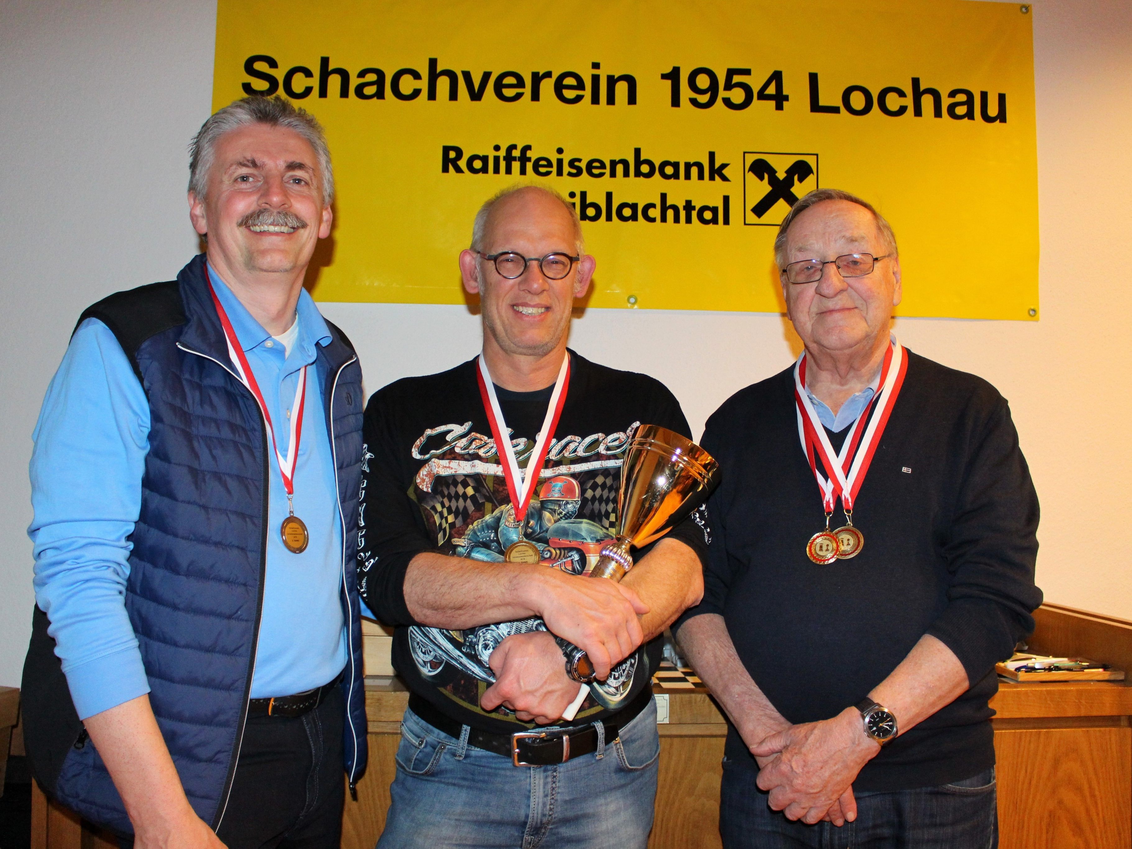 Siegerfoto der Lochauer Schach-Vereinsmeisterschaft 2019 mit Alois Planatscher (2.), Vereinsmeister Peter Mittelberger und Hans Rigg (3.).
