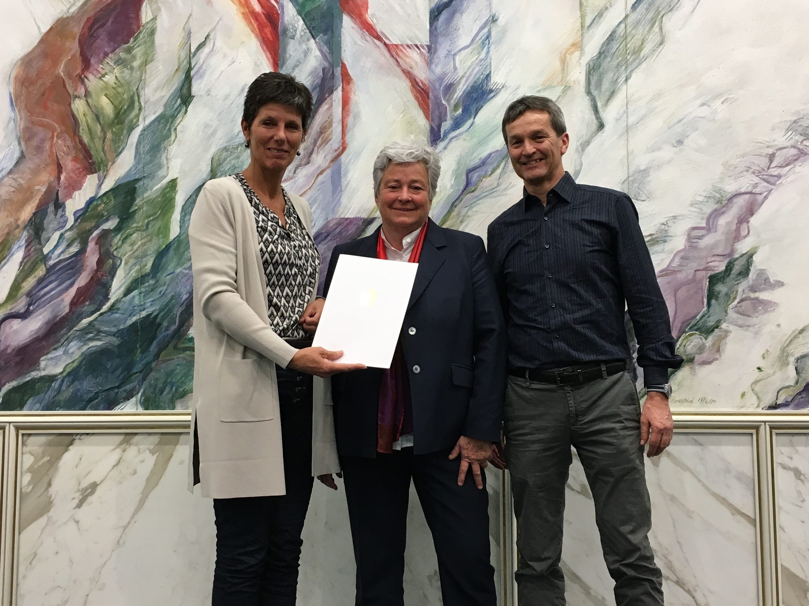 Direktorin Monika Getzner, Vizebürgermeisterin Doris Amann und Bewegungserzieher Wilfried Berchtel freuen sich über die Auszeichnung