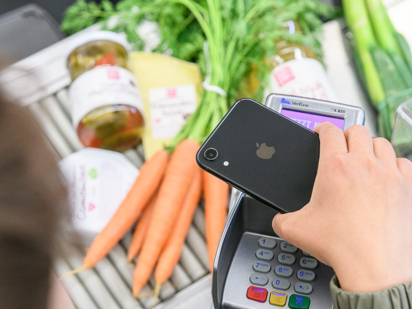 Kein Problem bei Sutterlüty - Karotten mit dem Apple-Handy bezahlen