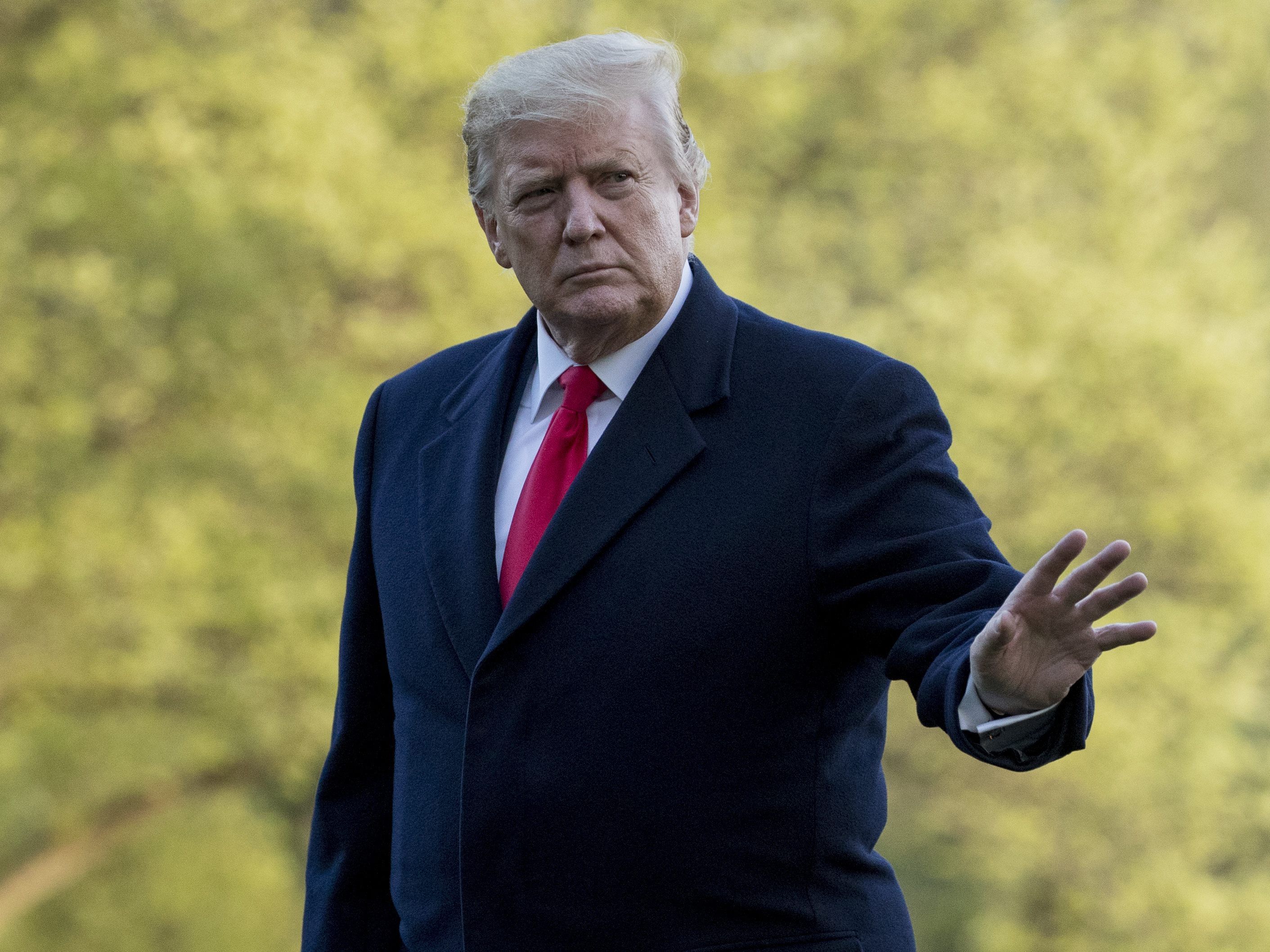 Trump lässt mit Ratschlägen zum Feuer in der Notre Dame aufhorchen.