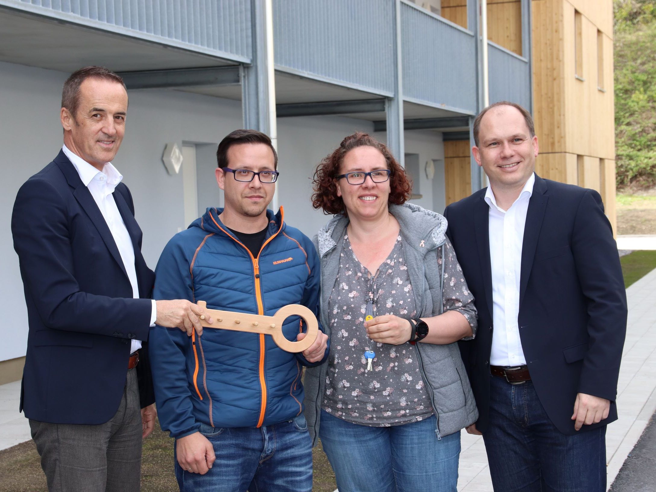 feierliche Schlüsselübergabe an die neuen Mieter feierliche Schlüsselübergabe an die neuen Mieter
