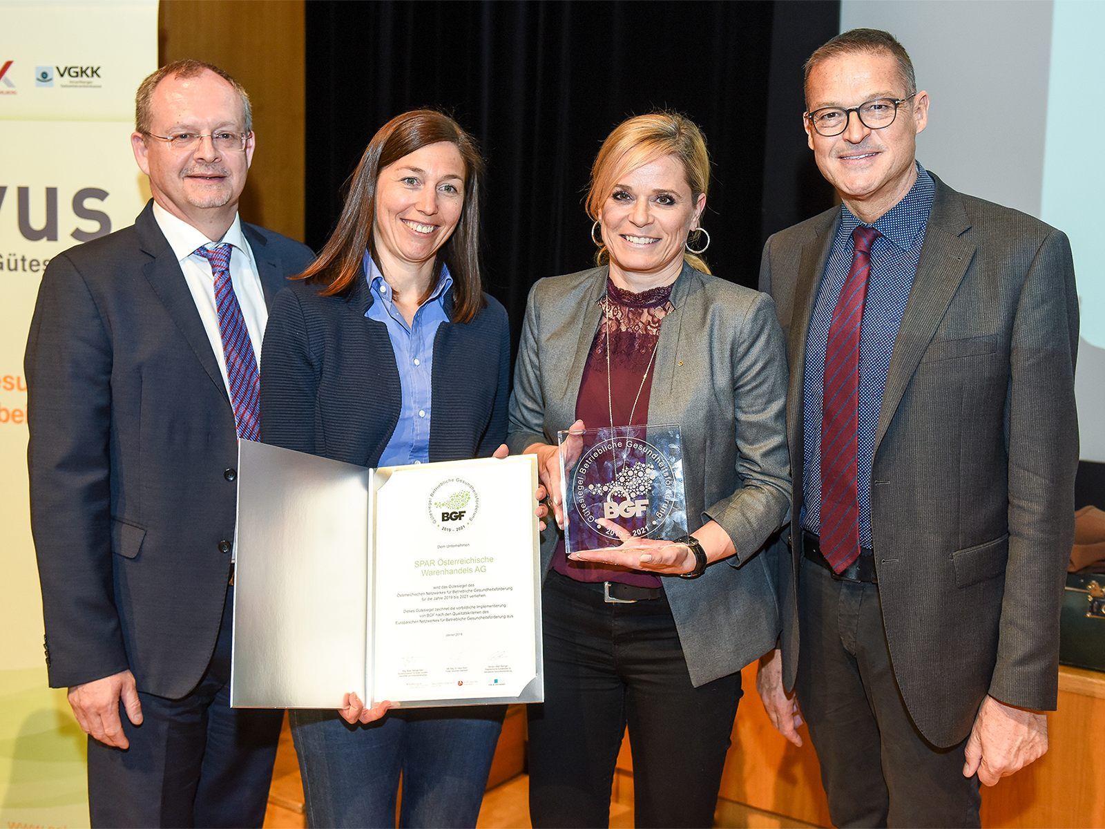 Dr. Klaus Ropin, Fonds Gesundes Österreich (l.) und Gesundheitslandesrat Dr. Christian Bernhard (r.) überreichten das Gütesiegel Betriebliche Gesundheitsförderung an Mag. Martina Hagen, Personalleiterin SPAR (2.vl) und Betriebsratsvorsitzende Beatrix Schneider. (© Udo Mittelberger Dr. Klaus Ropin, Fonds Gesundes Österreich (l.) und Gesundheitslandesrat Dr. Christian Bernhard (r.) überreichten das Gütesiegel Betriebliche Gesundheitsförderung an Mag. Martina Hagen, Personalleiterin SPAR (2.vl) und Betriebsratsvorsitzende Beatrix Schneider. (© Udo Mittelberger