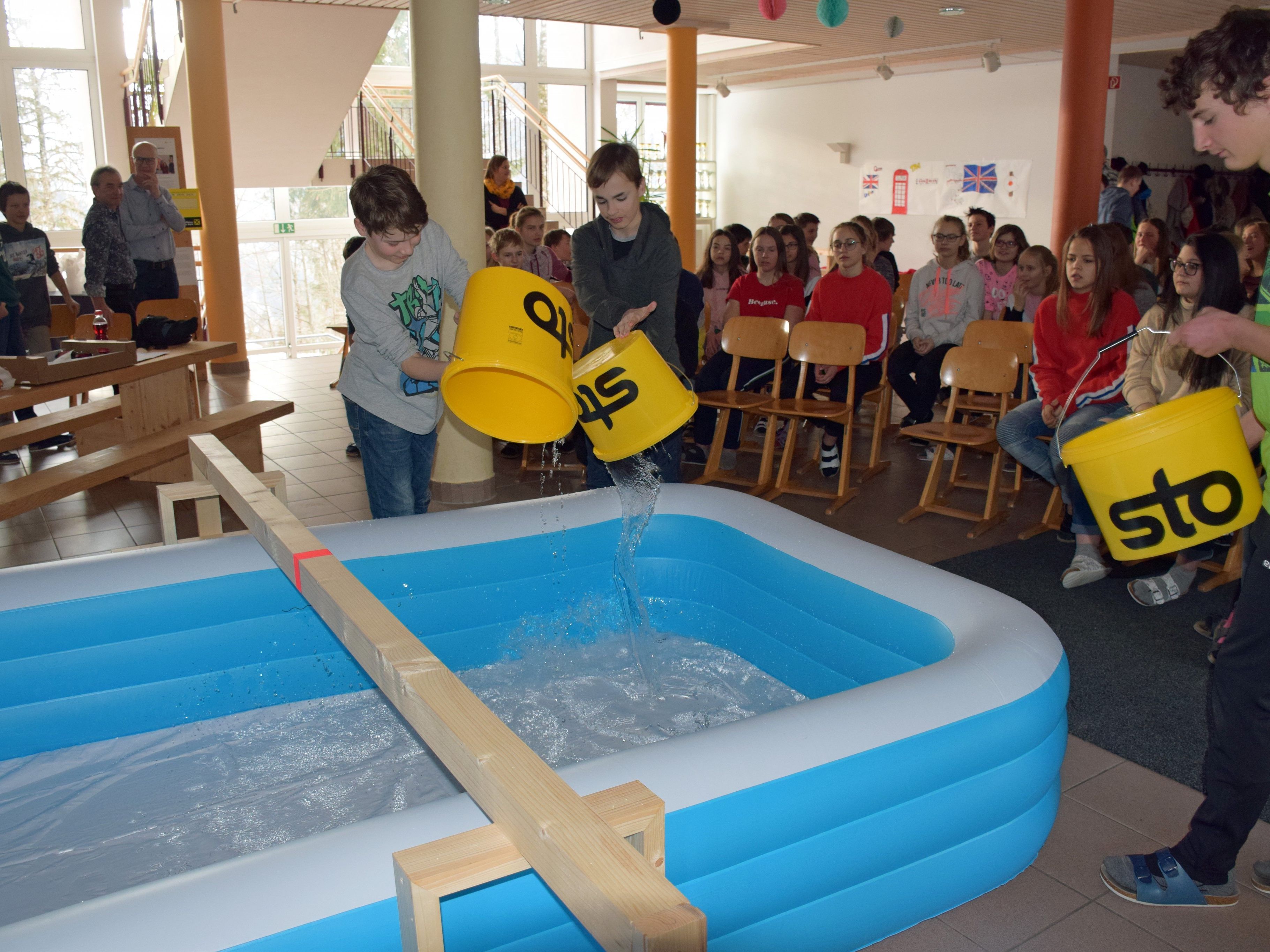 „vorderhand schwimmt“ lautet das Motto in diesem Jahr – dabei dreht sich alles um schwimmende Objekte.