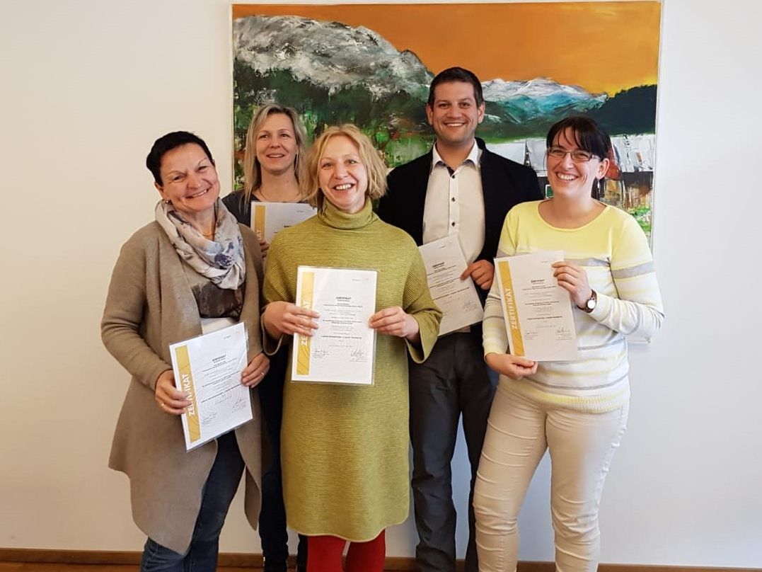 Christine Sila, Maria Koller, Iris Ritschko, Simon Hagen und Deborah Mathis haben die externen Ausbildungsprogramme absolviert. Christine Sila, Maria Koller, Iris Ritschko, Simon Hagen und Deborah Mathis haben die externen Ausbildungsprogramme absolviert.