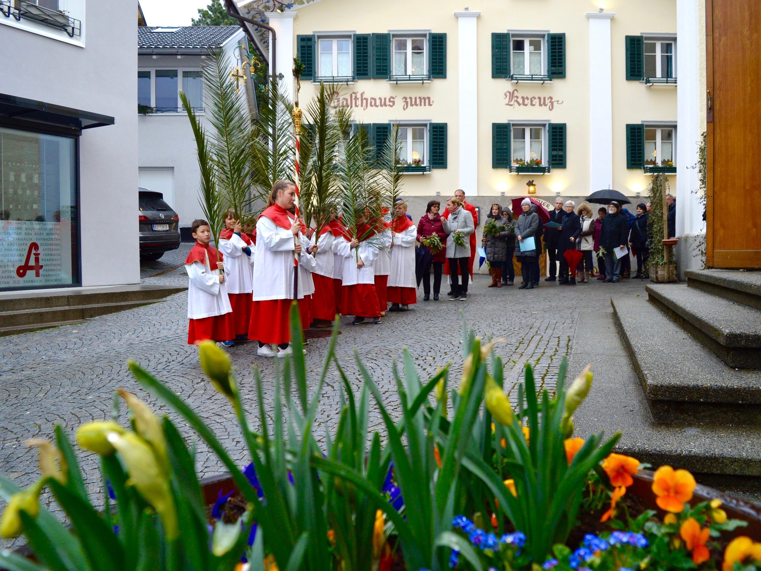 Palmprozession um die Schrunser Pfarrkirche