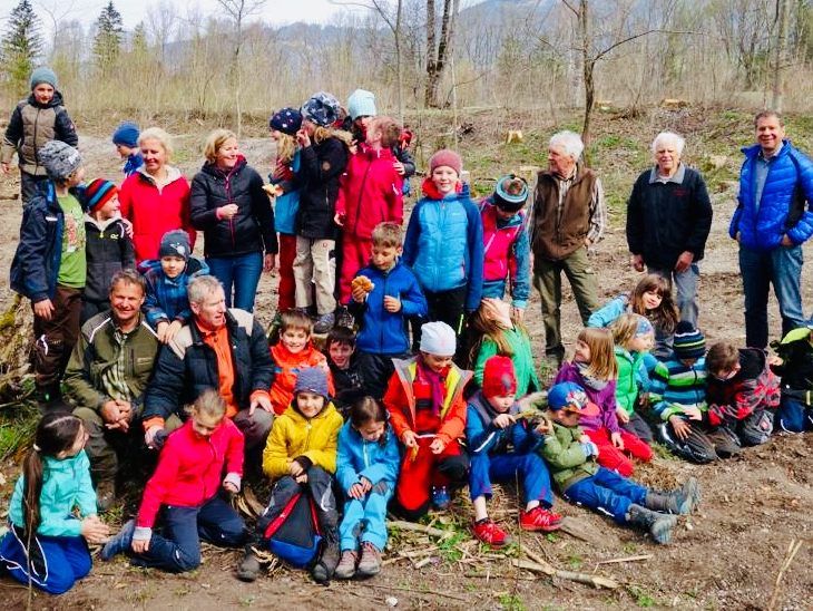 Nach getaner Arbeit waren die Beschlinger Volksschüler mit dem „Martinswald“ hoch zufrieden. Nach getaner Arbeit waren die Beschlinger Volksschüler mit dem „Martinswald“ hoch zufrieden.