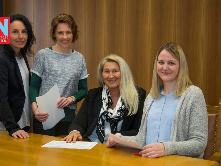 Die Case Managerinnen der Stadt Dornbirn: Angelika Rädler-Kleboth (l.), Isabel Benzer (2. v. l.) und Sonja Kellmann (r.) beraten und begleiten ihre Klienten. Elisabeth Hutter (2. v. r.) beantwortet Fragen in der Pflegeservicestelle.