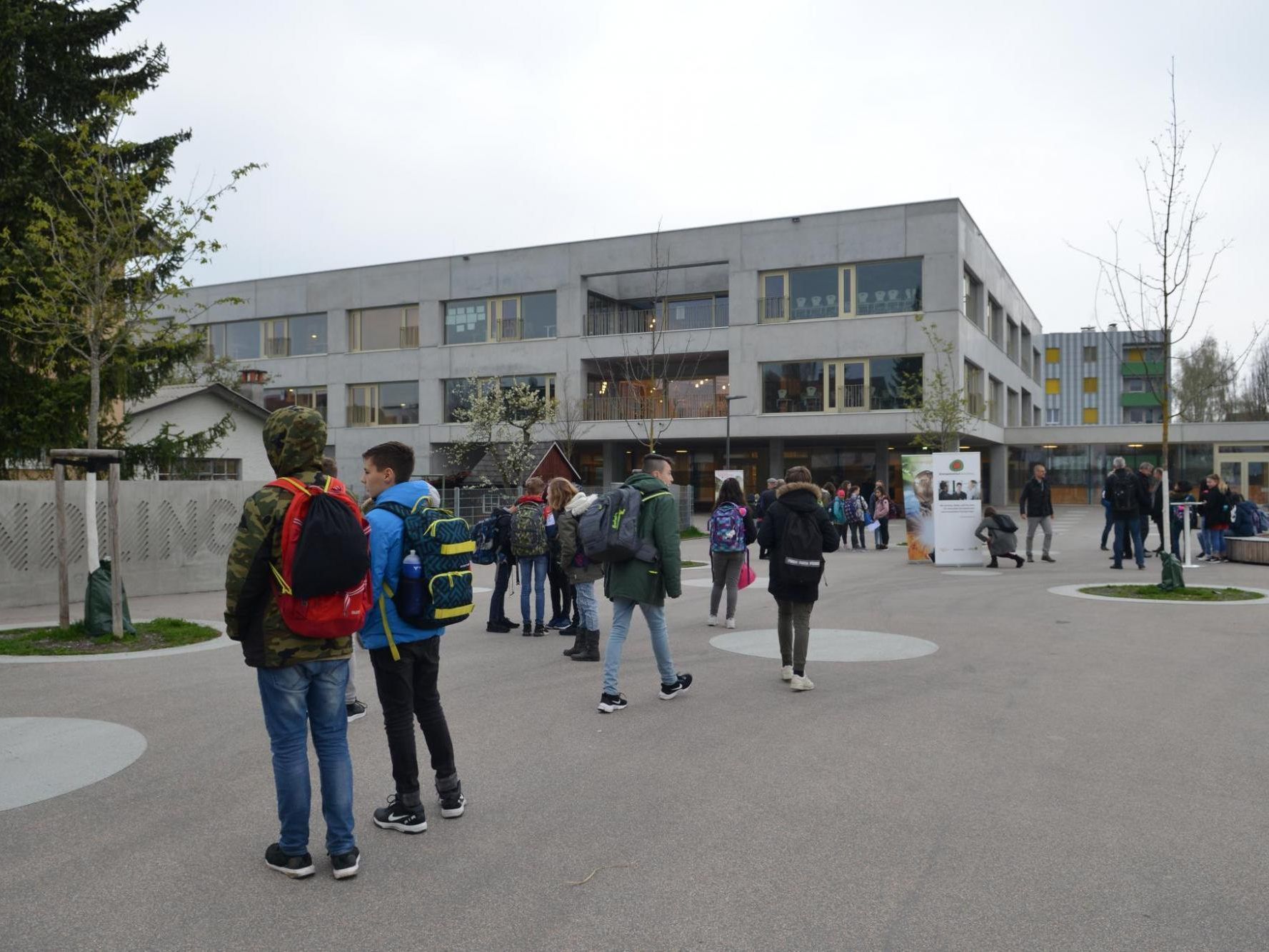 Erster umfassend autofreier Raum vor einer Schule in Vorarlberg