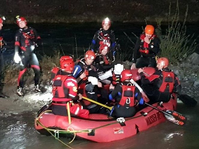 Die vier Jugendlichen konnten von der Wasserrettung mit einem Schlauchboot in Sicherheit gebracht werden.