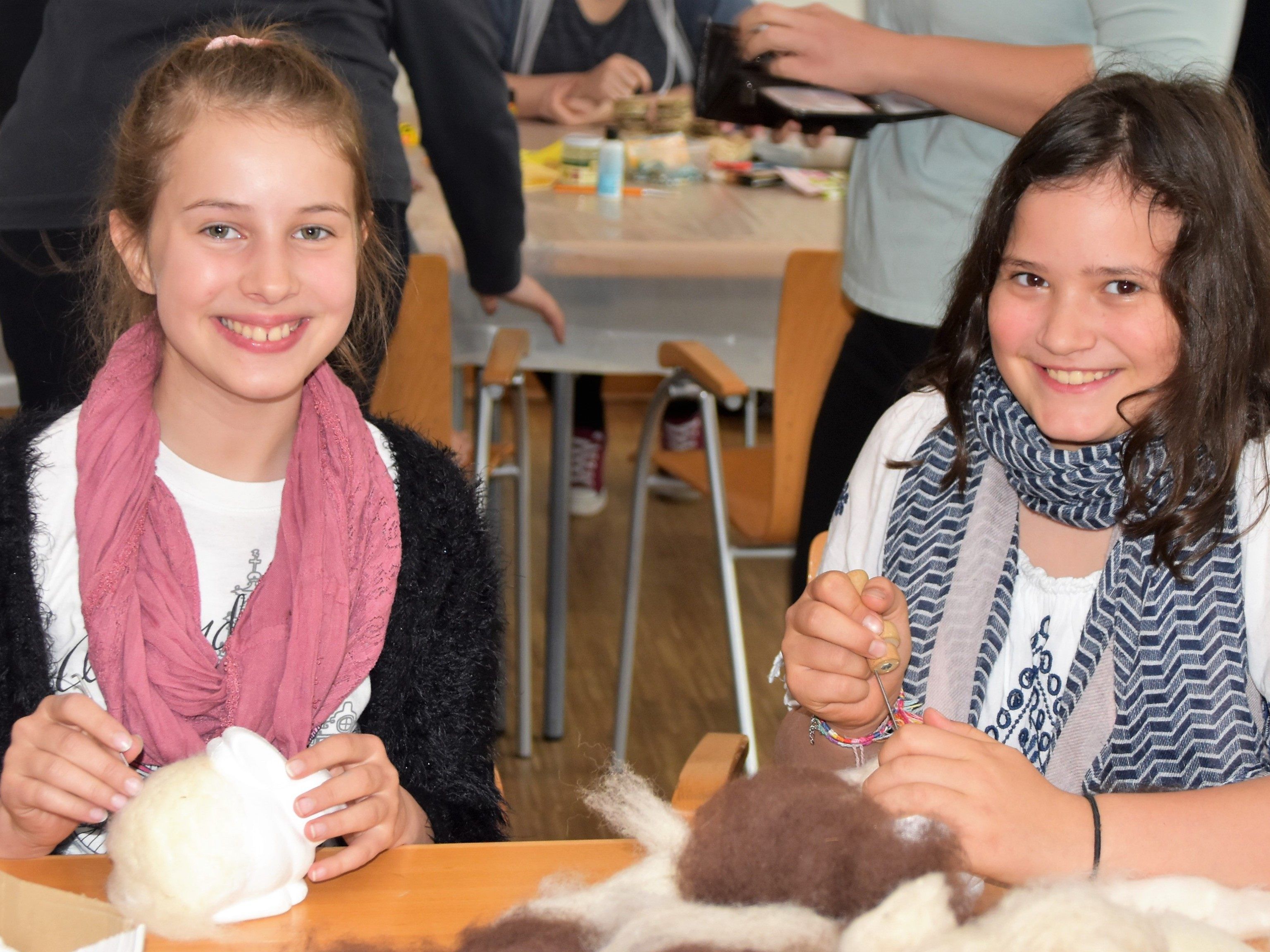 Annika und Mirjam filzen einen Osterhasen