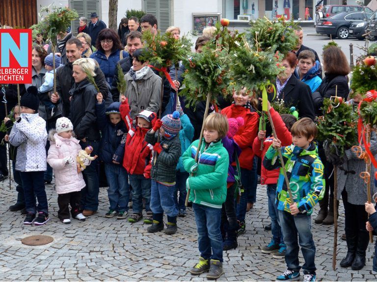 Palmzweige und Jubel erinnern an Jesu Einzug in Jerusalem.
