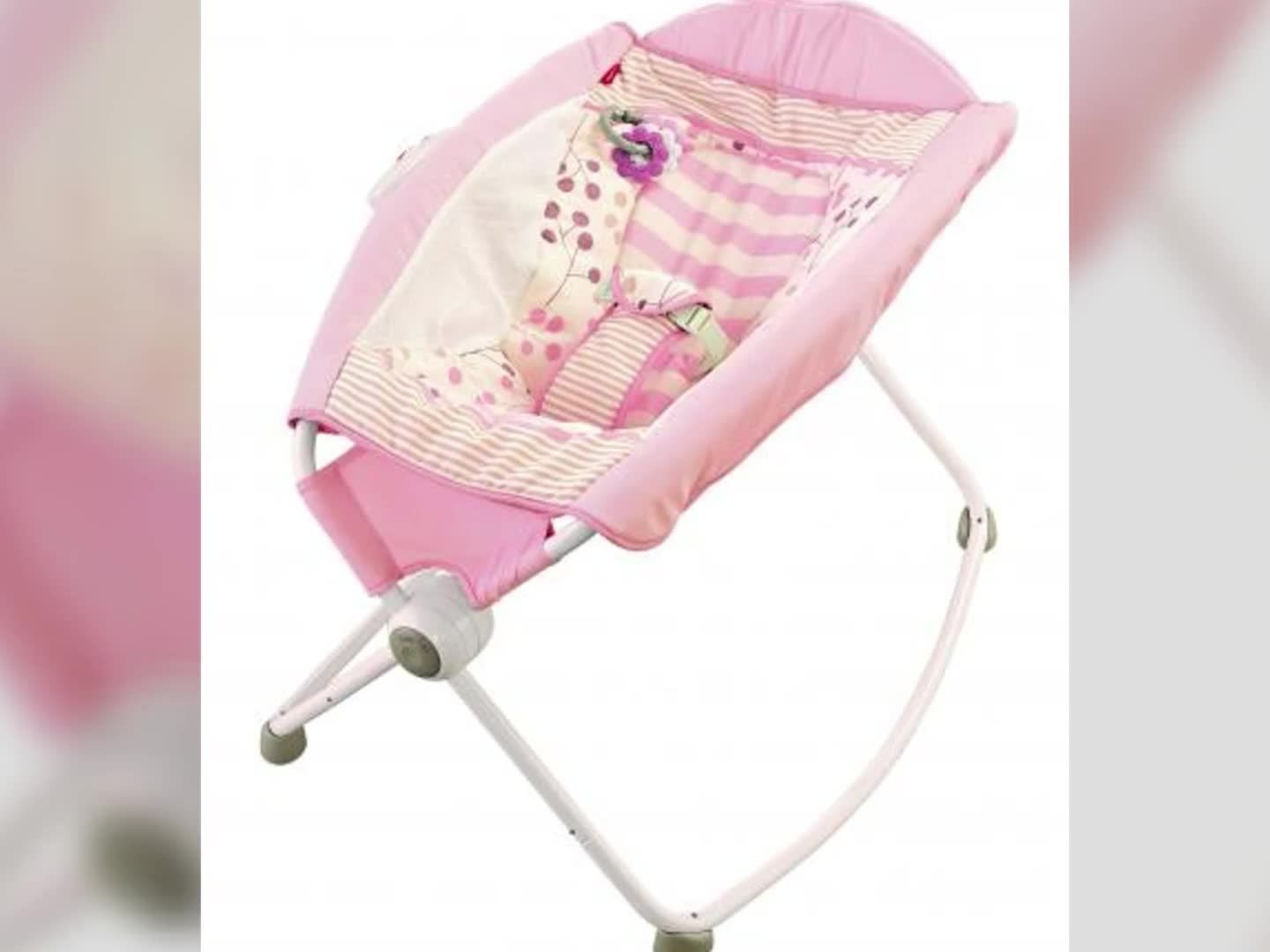 Die Wiege sollte nicht mehr genutzt werden, wenn das Baby älter als drei Montate ist oder sich selbst drehen kann.