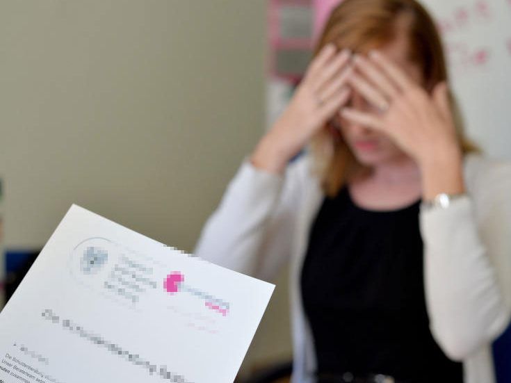 Hauptursache für die Überschuldung waren Einkommensverluste und Arbeitslosigkeit Hauptursache für die Überschuldung waren Einkommensverluste und Arbeitslosigkeit