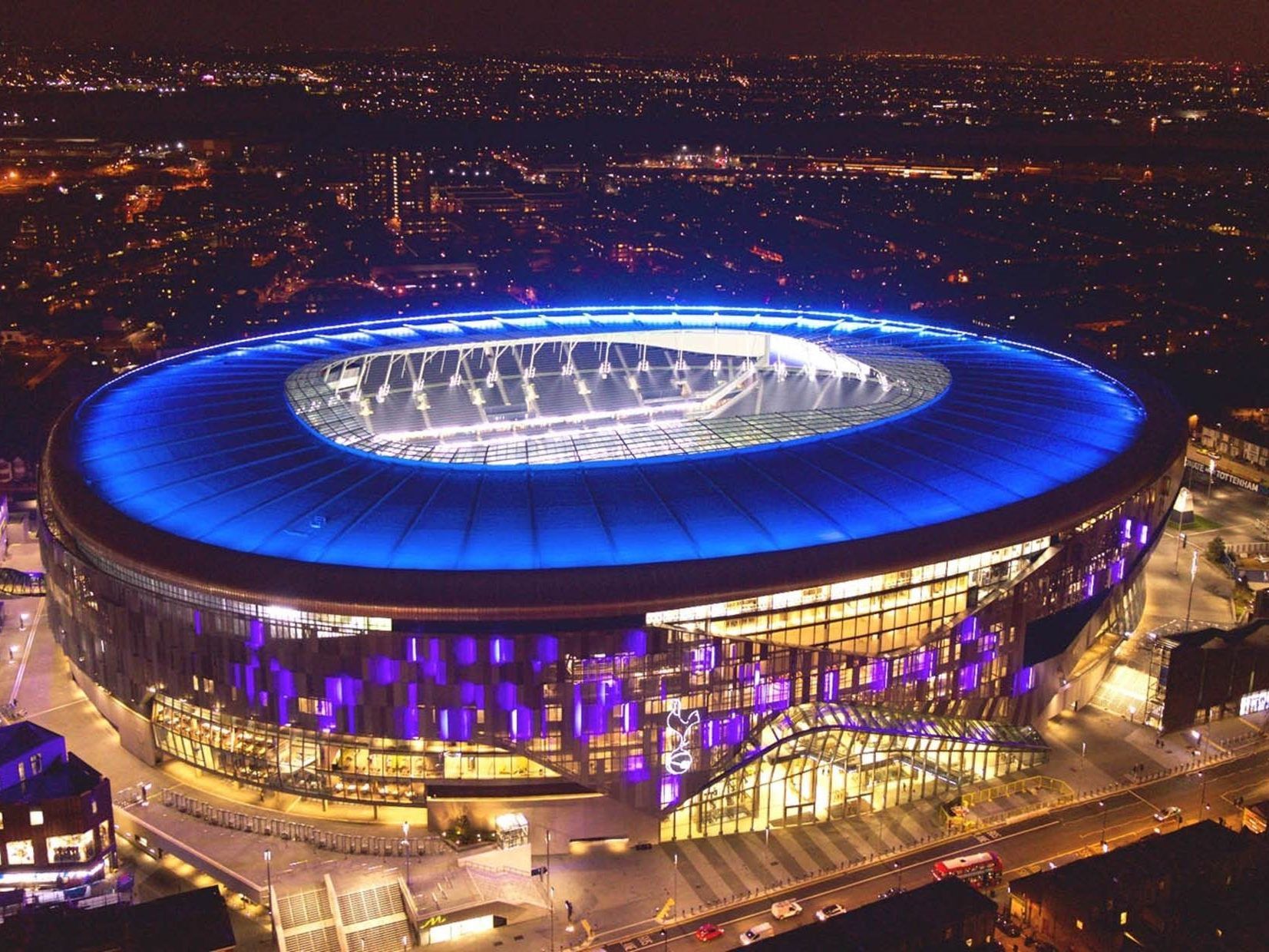 Im brandneuen Tottenham Hotspur Stadion wurden über 77.000 Leuchten der Zumtobel Group Marken acdc, Thorn und Zumtobel installiert. Im brandneuen Tottenham Hotspur Stadion wurden über 77.000 Leuchten der Zumtobel Group Marken acdc, Thorn und Zumtobel installiert.