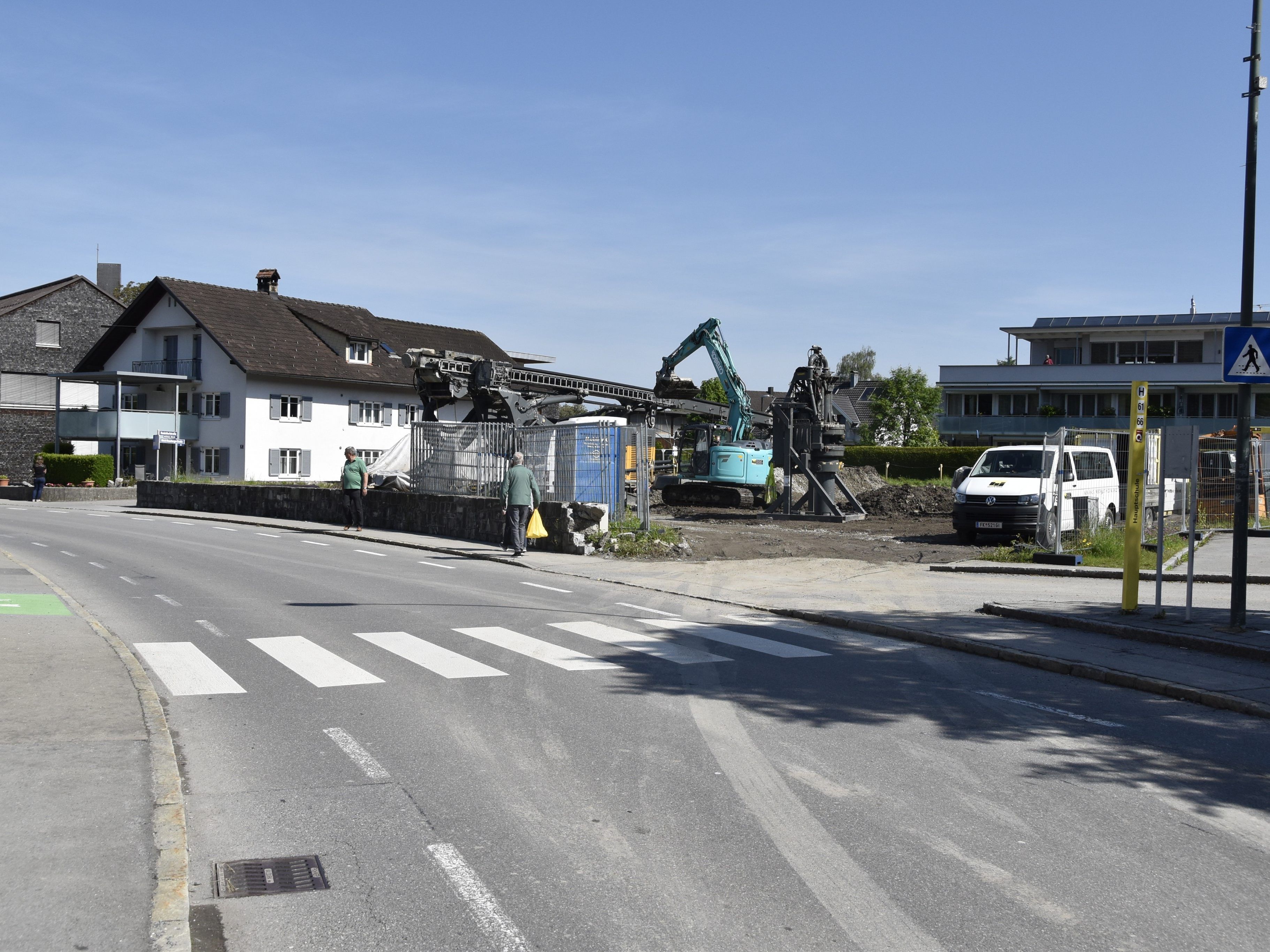 In der Hadeldorfstraße wird gebaut und deshalb kommt es immer wieder zu halbseitigen Straßensperren. In der Hadeldorfstraße wird gebaut und deshalb kommt es immer wieder zu halbseitigen Straßensperren.