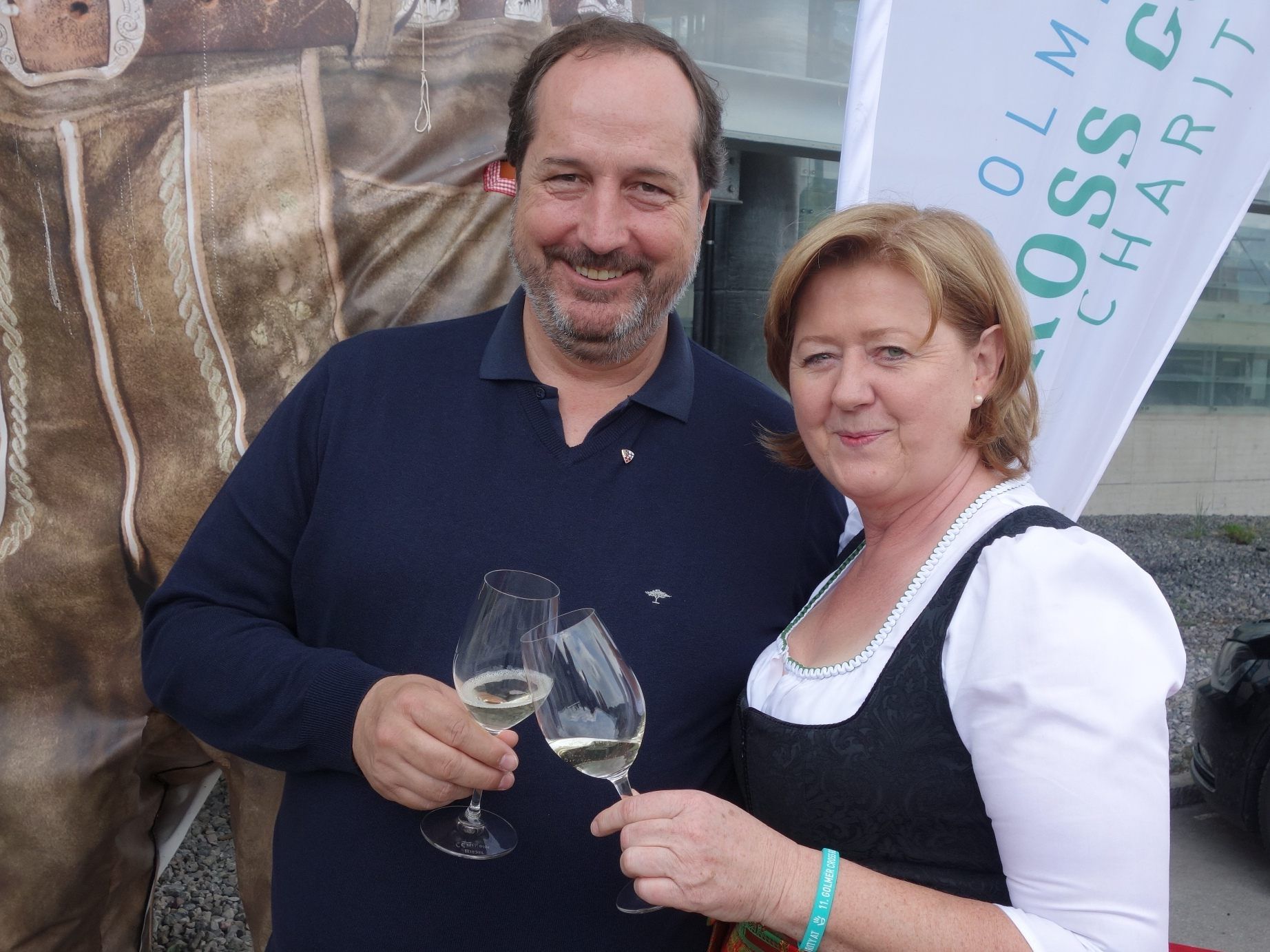Gertrud Tschohl stieß mit Hannes Konzett an. Gertrud Tschohl stieß mit Hannes Konzett an.