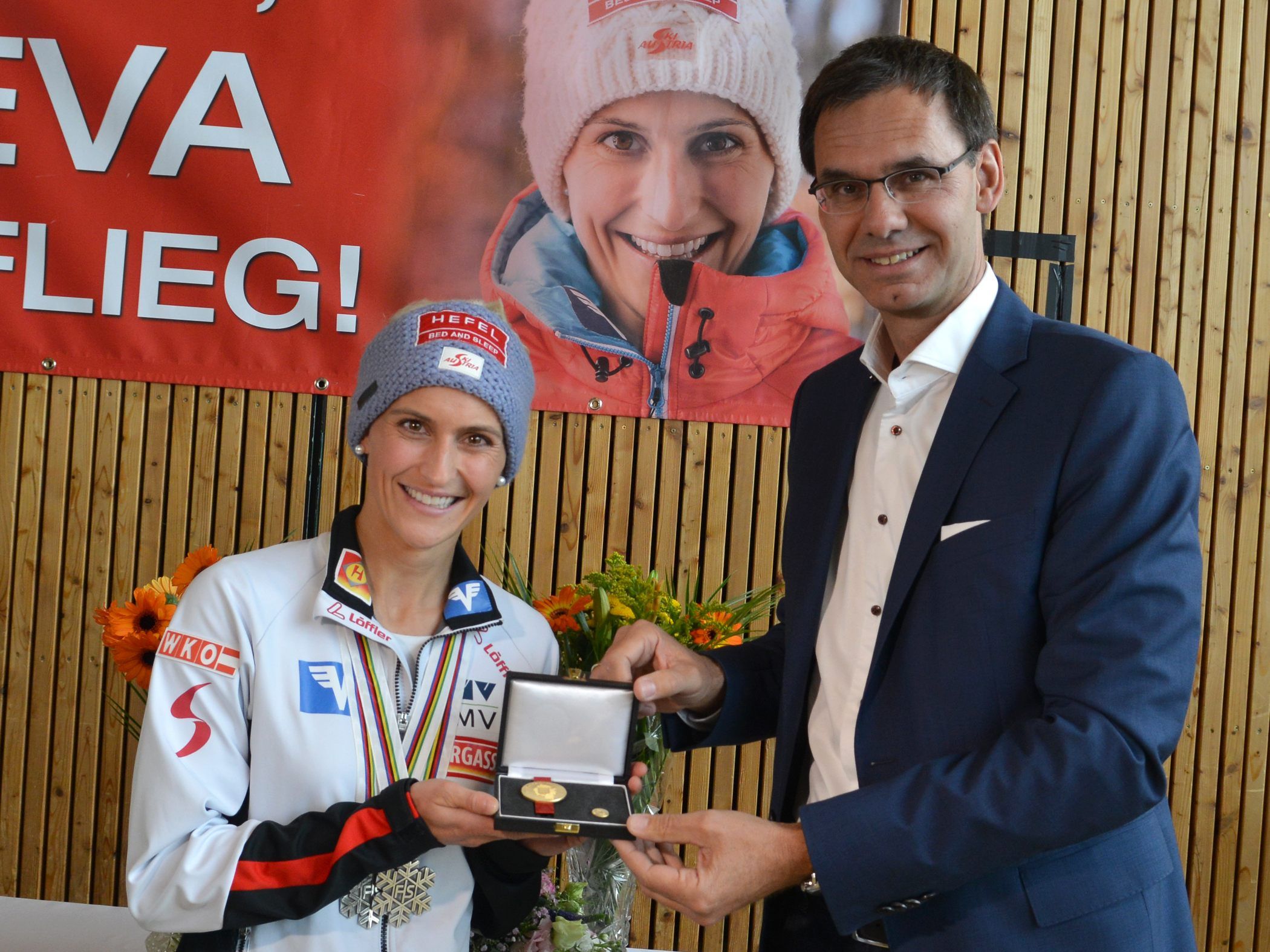 Eva Pinkelnig wurde mit dem Sportehrenzeichen des Landes in Gold ausgezeichnet. Eva Pinkelnig wurde mit dem Sportehrenzeichen des Landes in Gold ausgezeichnet.