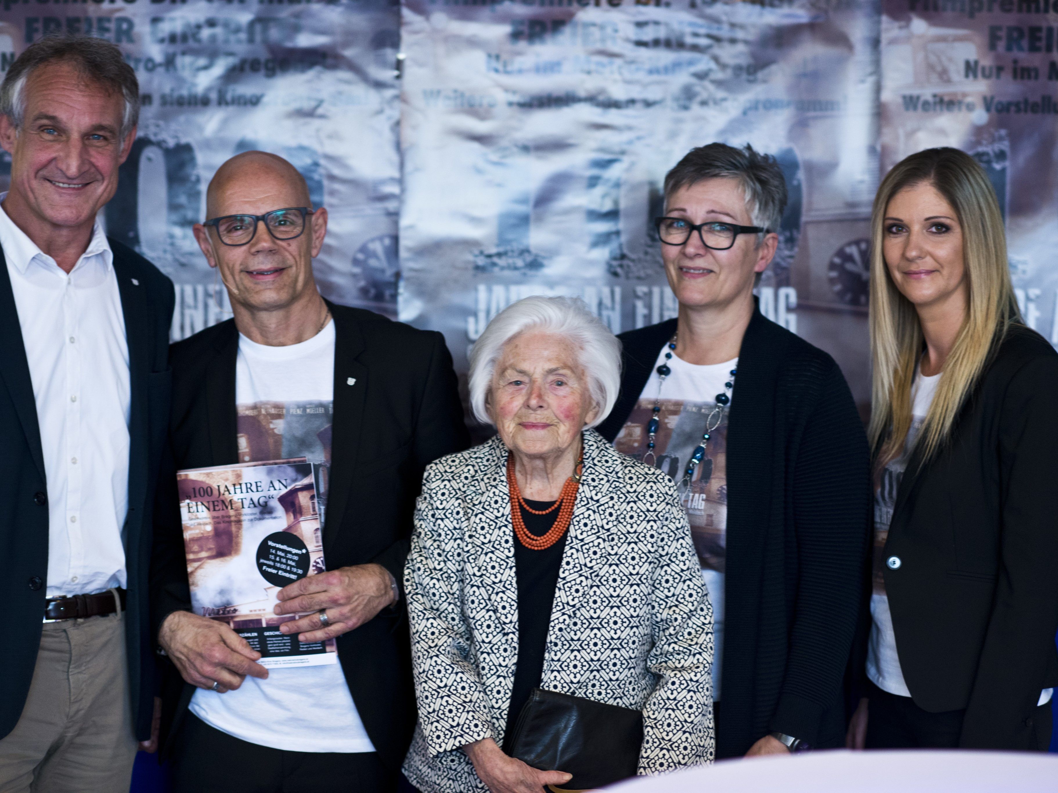 Bürgermeister Markus Linhart mit Drehbuchautor und Regisseur Erich Langeder, der 100-jährigen Zeitzeugin Trudi Thurner, Assistentin Renate Werilli und Birgit Thünauer (Filmerzählerin).