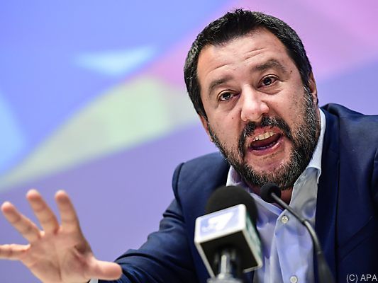 Salvini will Menschen, die Flüchtlinge aus dem Meer retten, hart bestrafen Salvini will Menschen, die Flüchtlinge aus dem Meer retten, hart bestrafen
