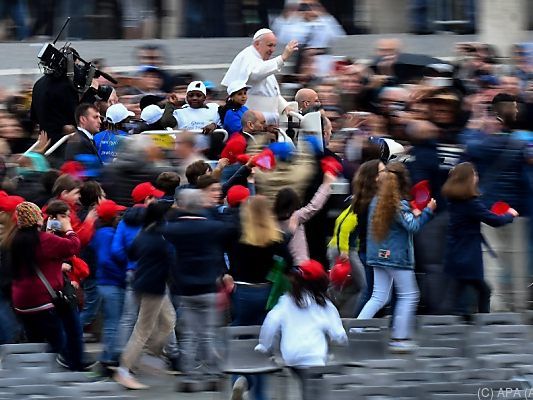 Papst Franziskus drehte Runden mit den Flüchtlingskindern Papst Franziskus drehte Runden mit den Flüchtlingskindern