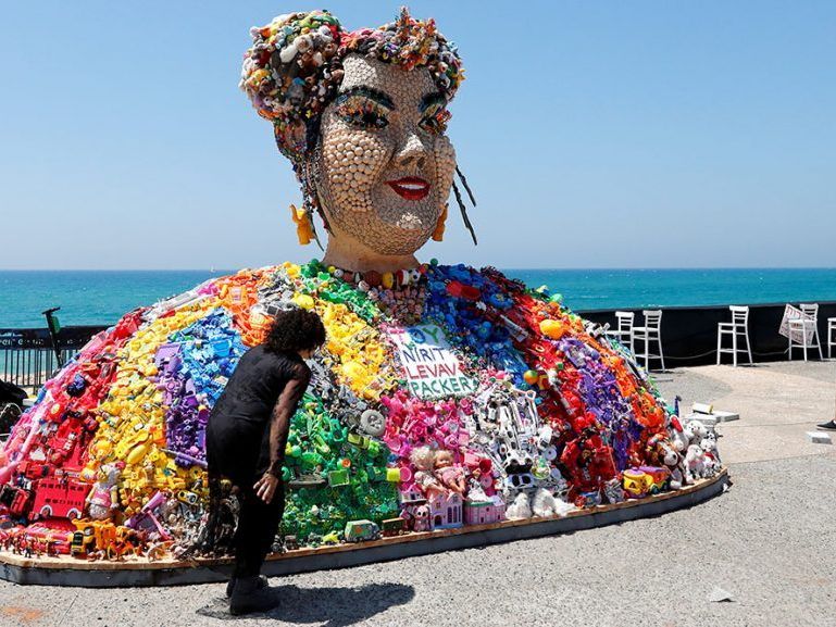 Song-Contest-Siegerin 2018, Netta Barzilai, als Skulptur in Tel Aviv.