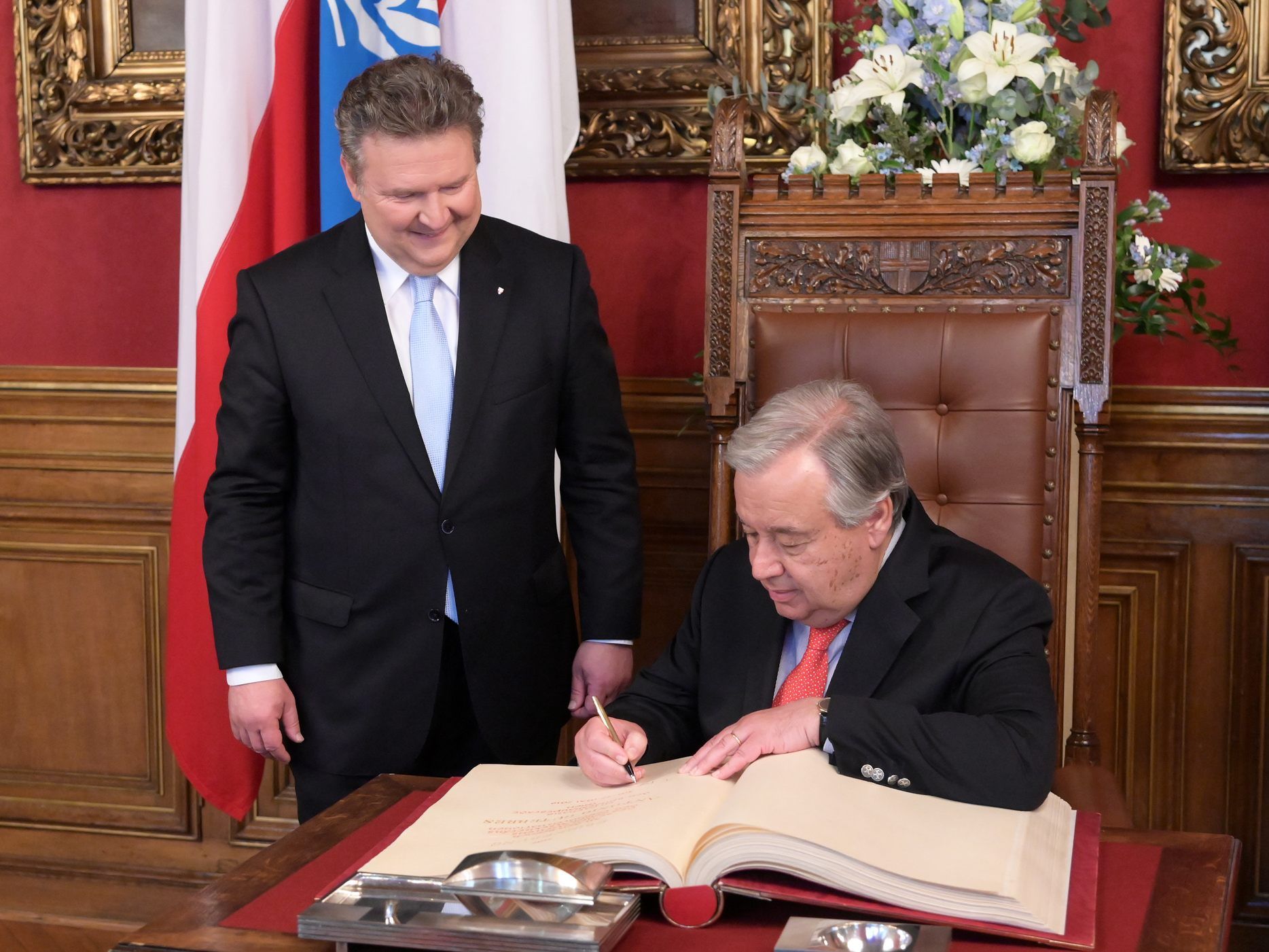 Der Generalsekretär der Vereinten Nationen, António Guterres, mit Bürgermeister Michael Ludwig beim Eintrag ins Goldene Buch der Stadt