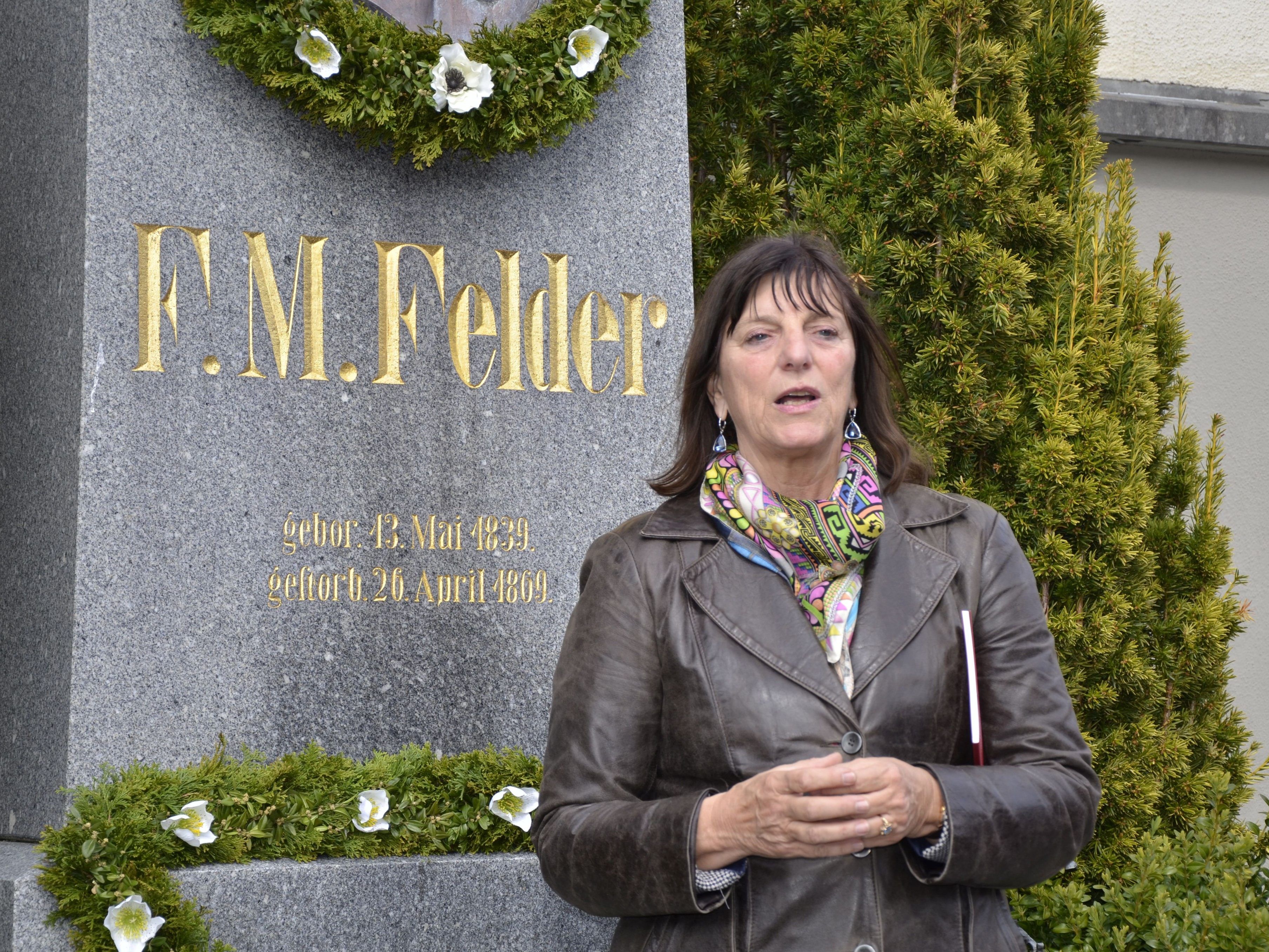 Ulrike Längle beim umstrittenen Felder-Denkmal Ulrike Längle beim umstrittenen Felder-Denkmal