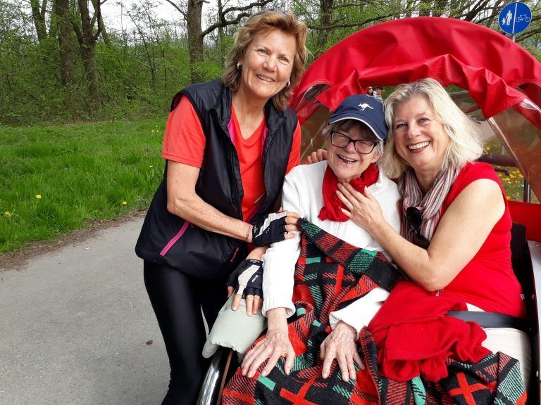 Eine Rikscha-Ausfahrt zum 83. Geburtstag. Das wünschten sich Gerda Schögl und deren Tochter Anita von Bärbel Deeg (links).