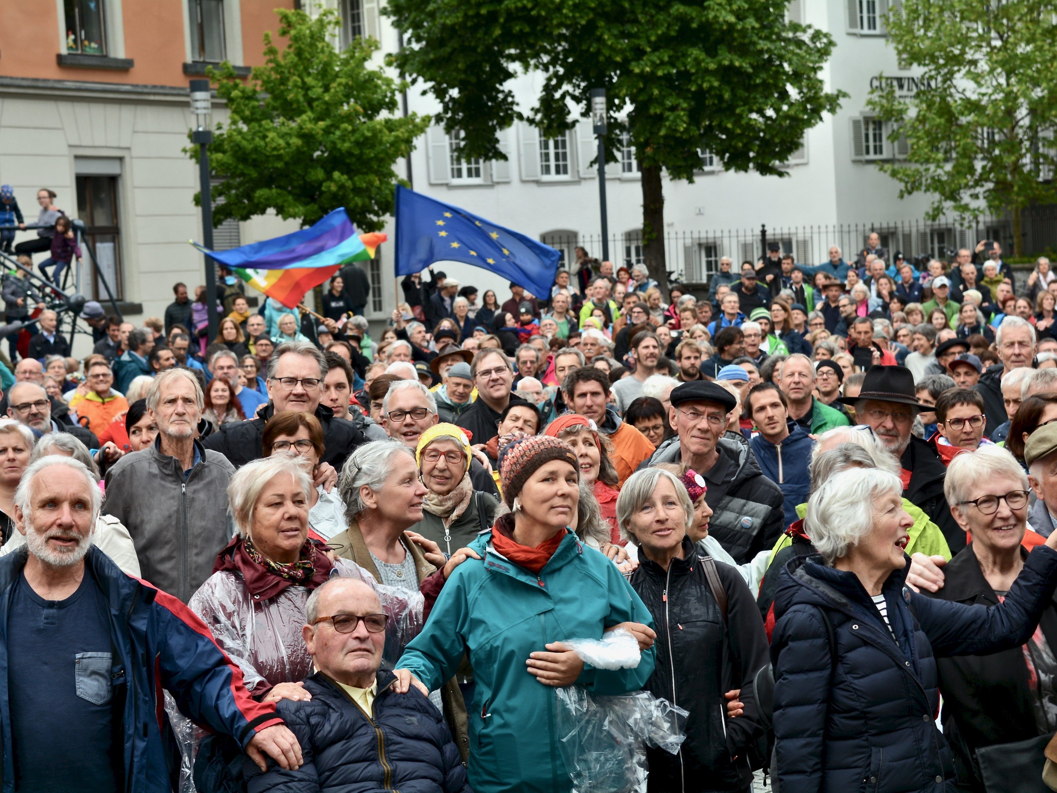 Etwa 900 Menschen sollen sich laut "uns reicht's" am Sonntag versammelt haben. Etwa 900 Menschen sollen sich laut "uns reicht's" am Sonntag versammelt haben.