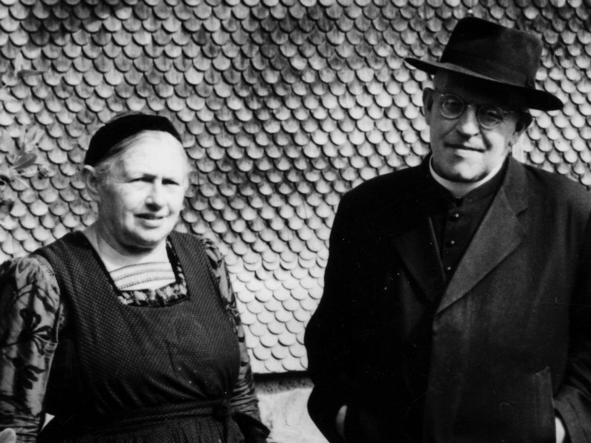 Das Foto zeigt Anna Willam (Schwester) und F.M. Willam vor dem Kaplanhaus in Andelsbuch. Das Foto zeigt Anna Willam (Schwester) und F.M. Willam vor dem Kaplanhaus in Andelsbuch.