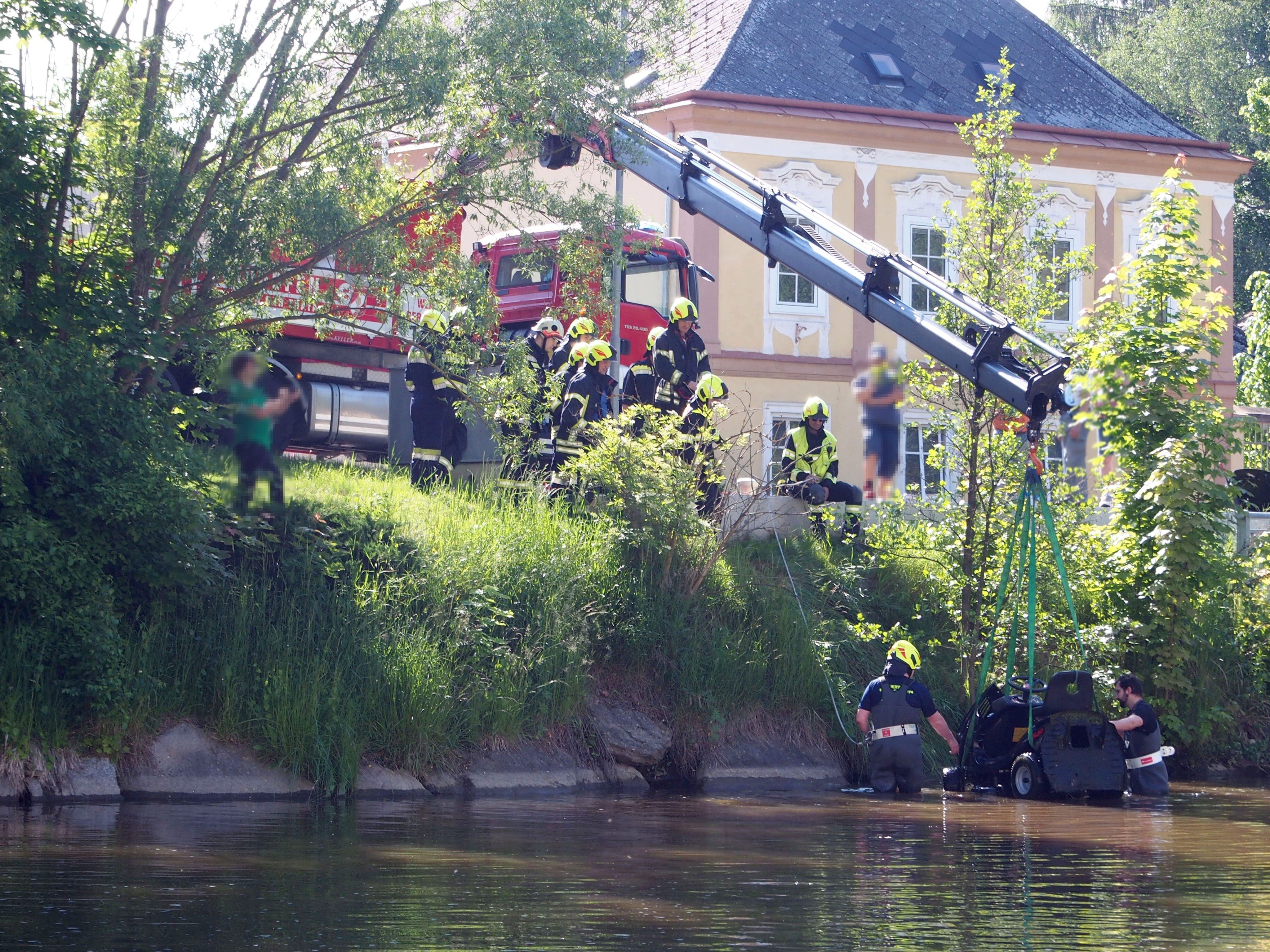 Die Feuerwehr barg das Gefährt aus der Thaya. Die Feuerwehr barg das Gefährt aus der Thaya.