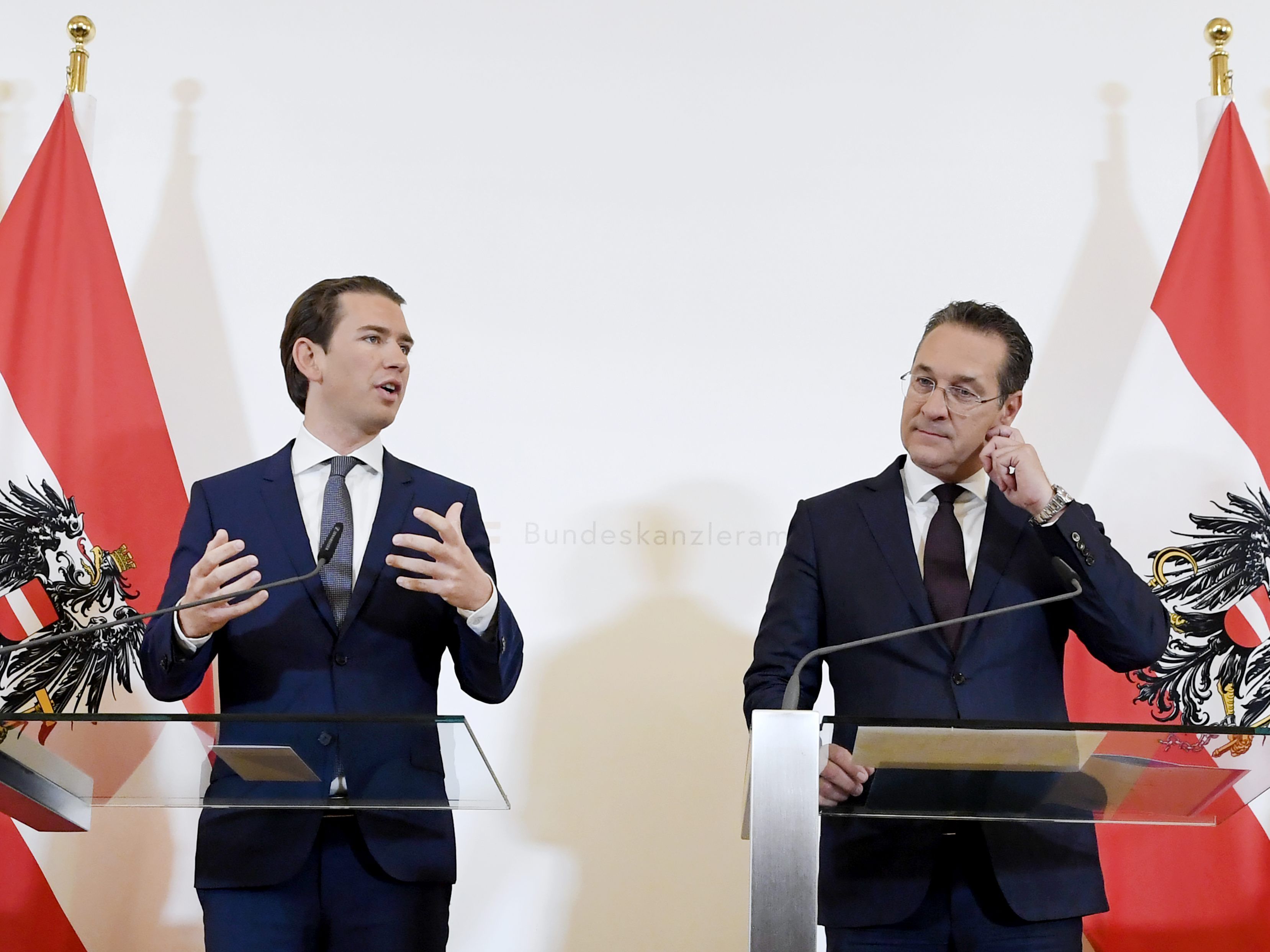 (v.l.n.r.) Bundeskanzler Sebastian Kurz (ÖVP) und Vizekanzler Heinz-Christian Strache (FPÖ) bei der Pressekonferenz zum Thema "Soziales"