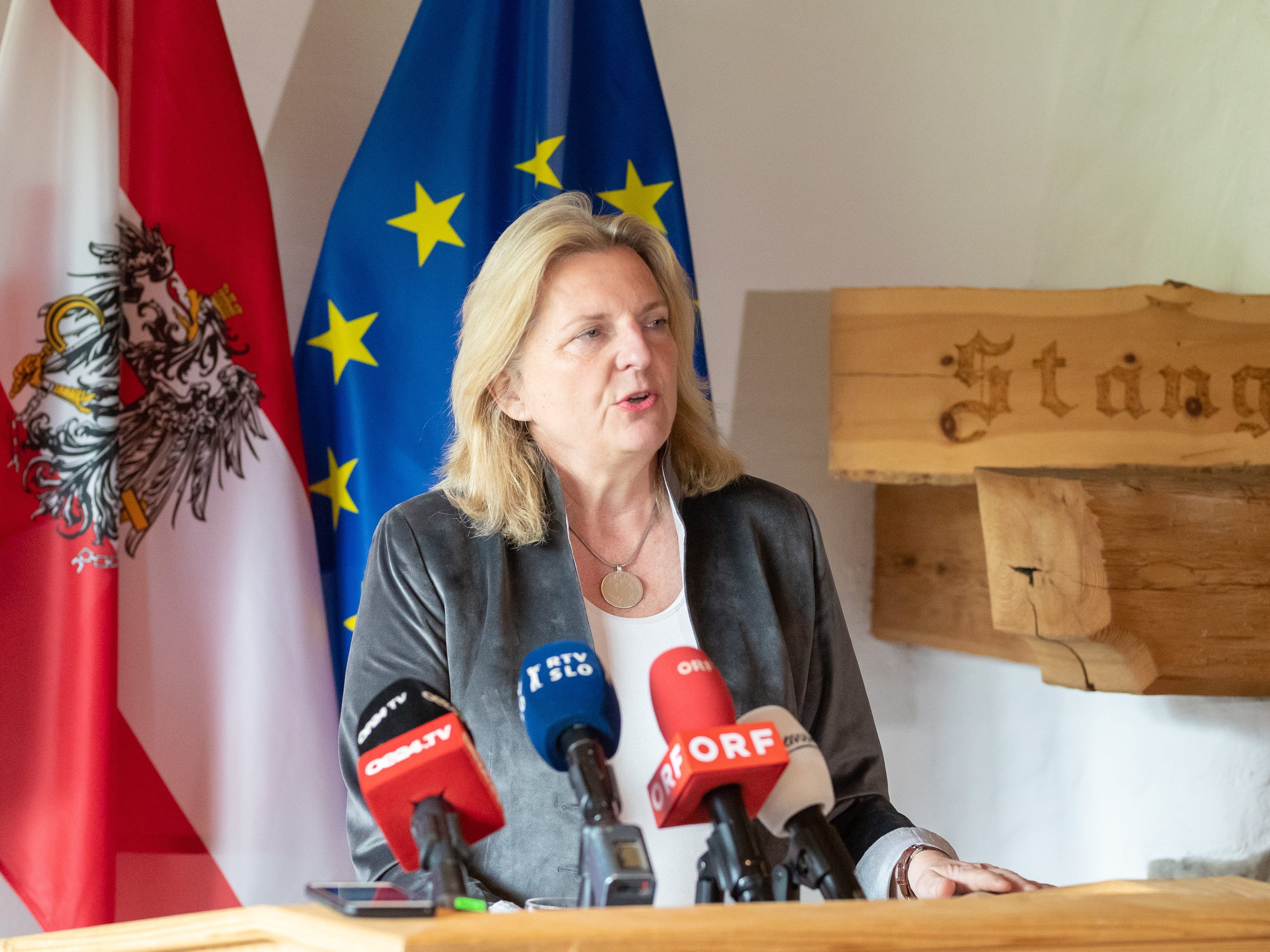 Wie es mit Außenministeri Kneissl weiter geht, wird sich in den kommenden Tagen zeigen. Wie es mit Außenministeri Kneissl weiter geht, wird sich in den kommenden Tagen zeigen.