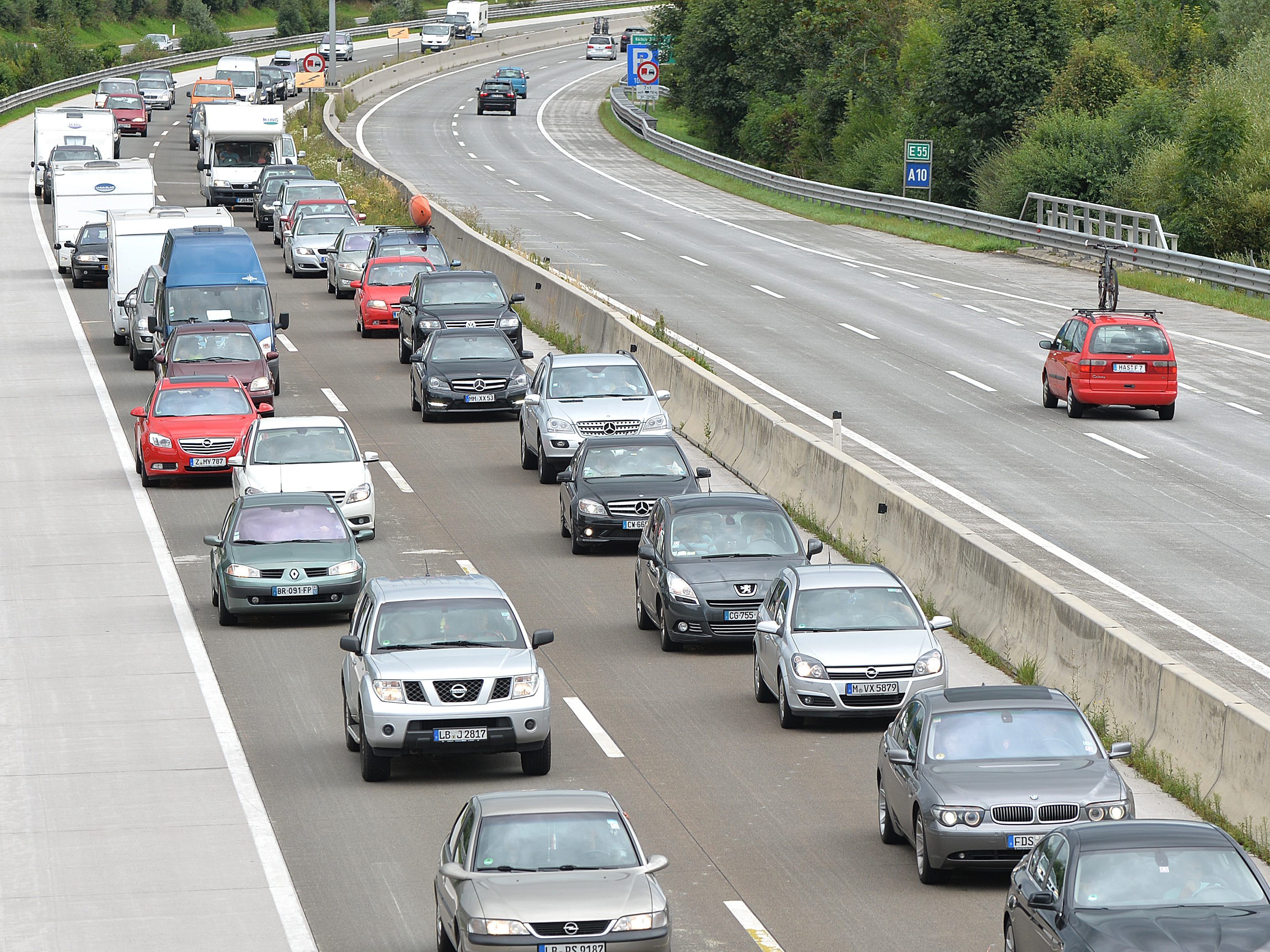 Der Stau auf der A23 hält noch immer an.