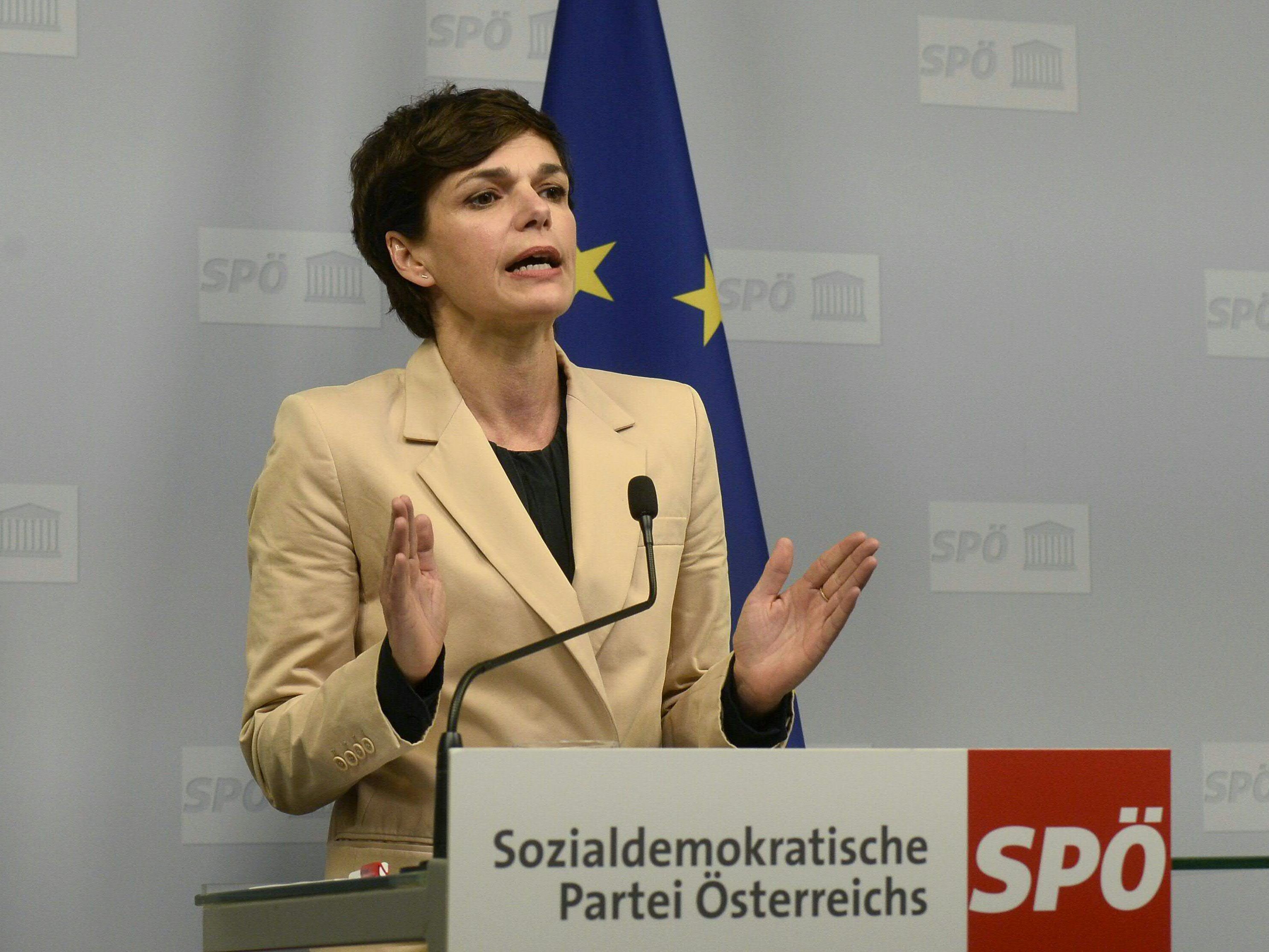 SPÖ-Chefin Pamela Rendi-Wagner sprach von vorgezogenen Wahlen auch in Linz SPÖ-Chefin Pamela Rendi-Wagner sprach von vorgezogenen Wahlen auch in Linz