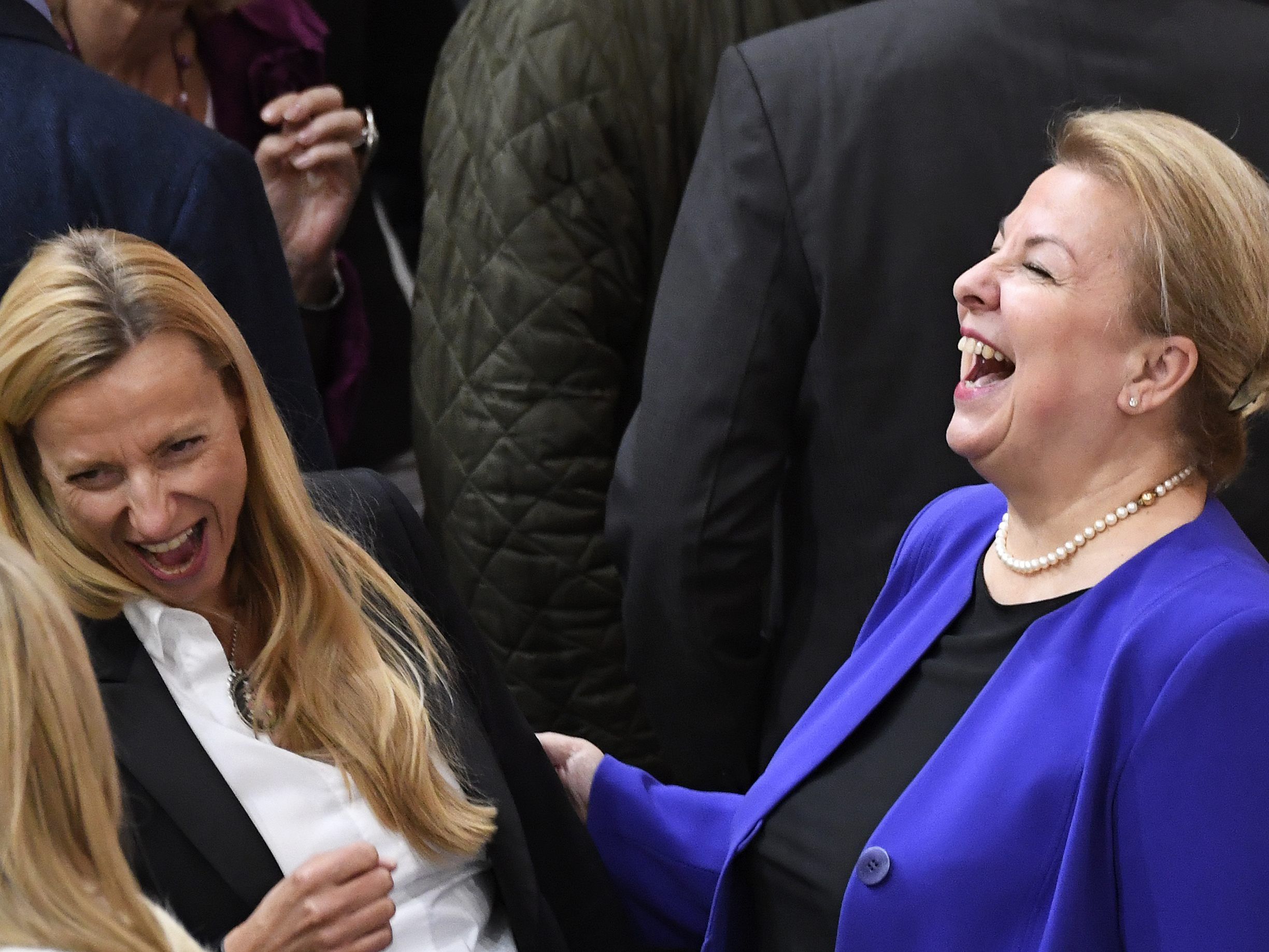 Familienministerin Juliane Bogner-Strauß (L.) und Sozialministerin Beate Hartinger-Klein (FPÖ) im Rahmen einer Sondersitzung des Nationalrats.