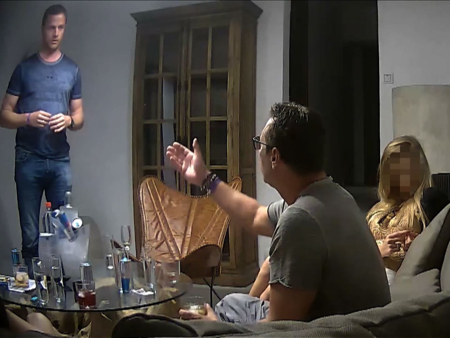 Strache und Gudenus werden von vermeintlicher russischer Oligarchennichte hinters Licht geführt. Strache und Gudenus werden von vermeintlicher russischer Oligarchennichte hinters Licht geführt.
