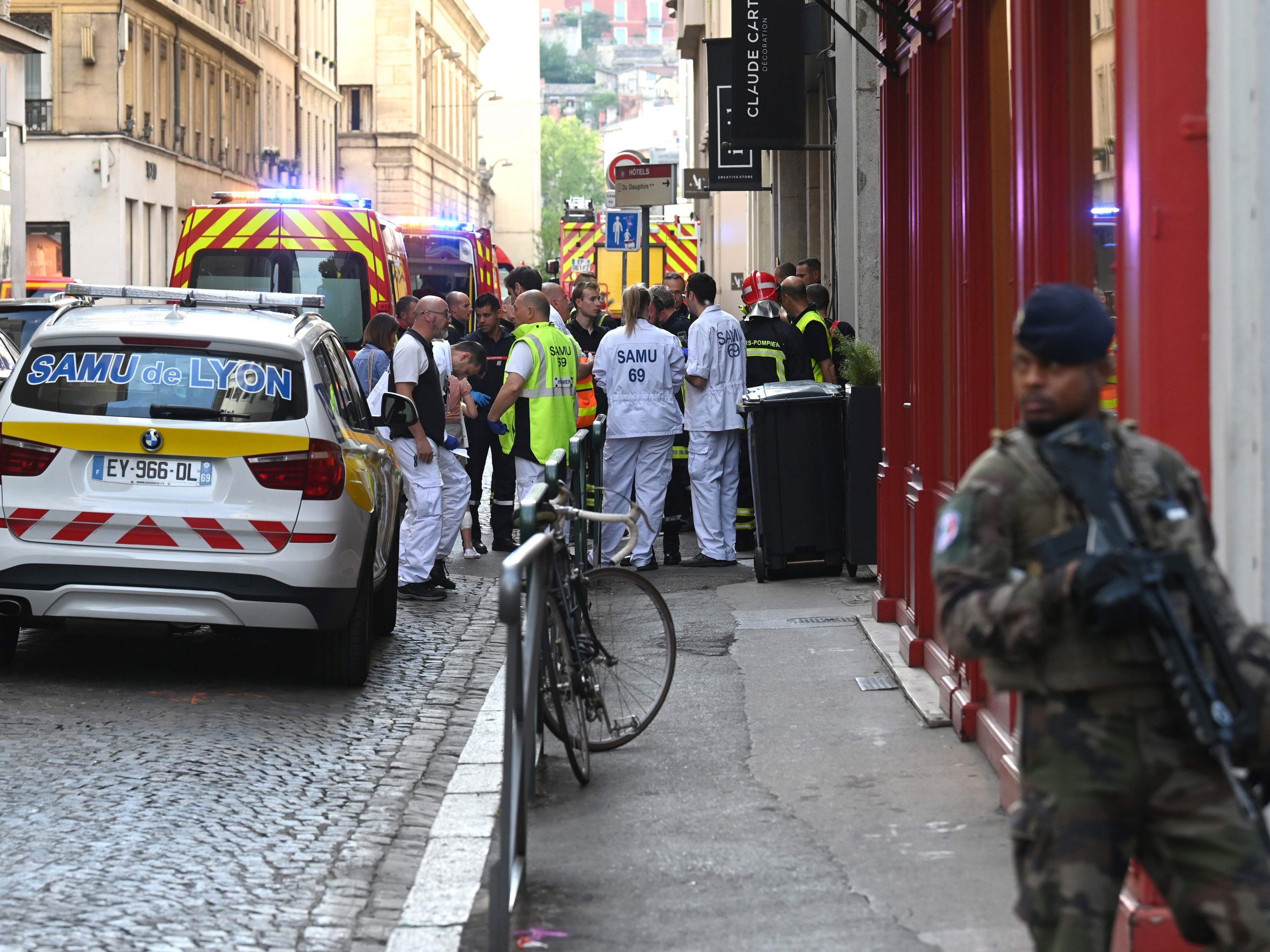 Acht Menschen wurden verletzt.