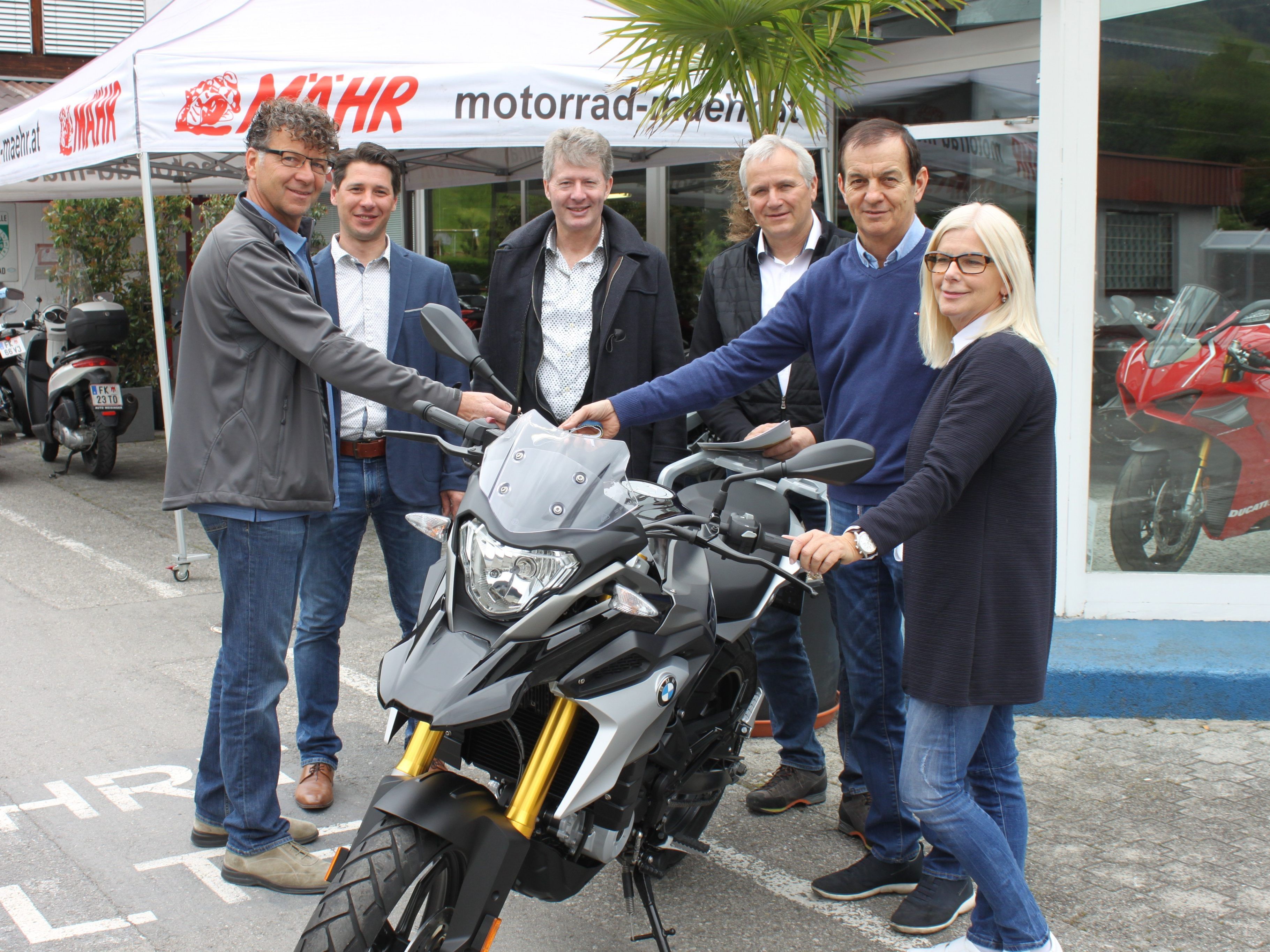 Raimund Fürst (KFZ-Fachlehrer), Martin Jungwirth (BMW Motorrad Österreich), Bertram Summer (Direktor LBS Bludenz), Helmut Schallert (KFZ-Fachlehrer), Kurth Mähr (Motorrad-Center Mähr) und Andrea Mähr (Motorrad-Center Mähr). Raimund Fürst (KFZ-Fachlehrer), Martin Jungwirth (BMW Motorrad Österreich), Bertram Summer (Direktor LBS Bludenz), Helmut Schallert (KFZ-Fachlehrer), Kurth Mähr (Motorrad-Center Mähr) und Andrea Mähr (Motorrad-Center Mähr).