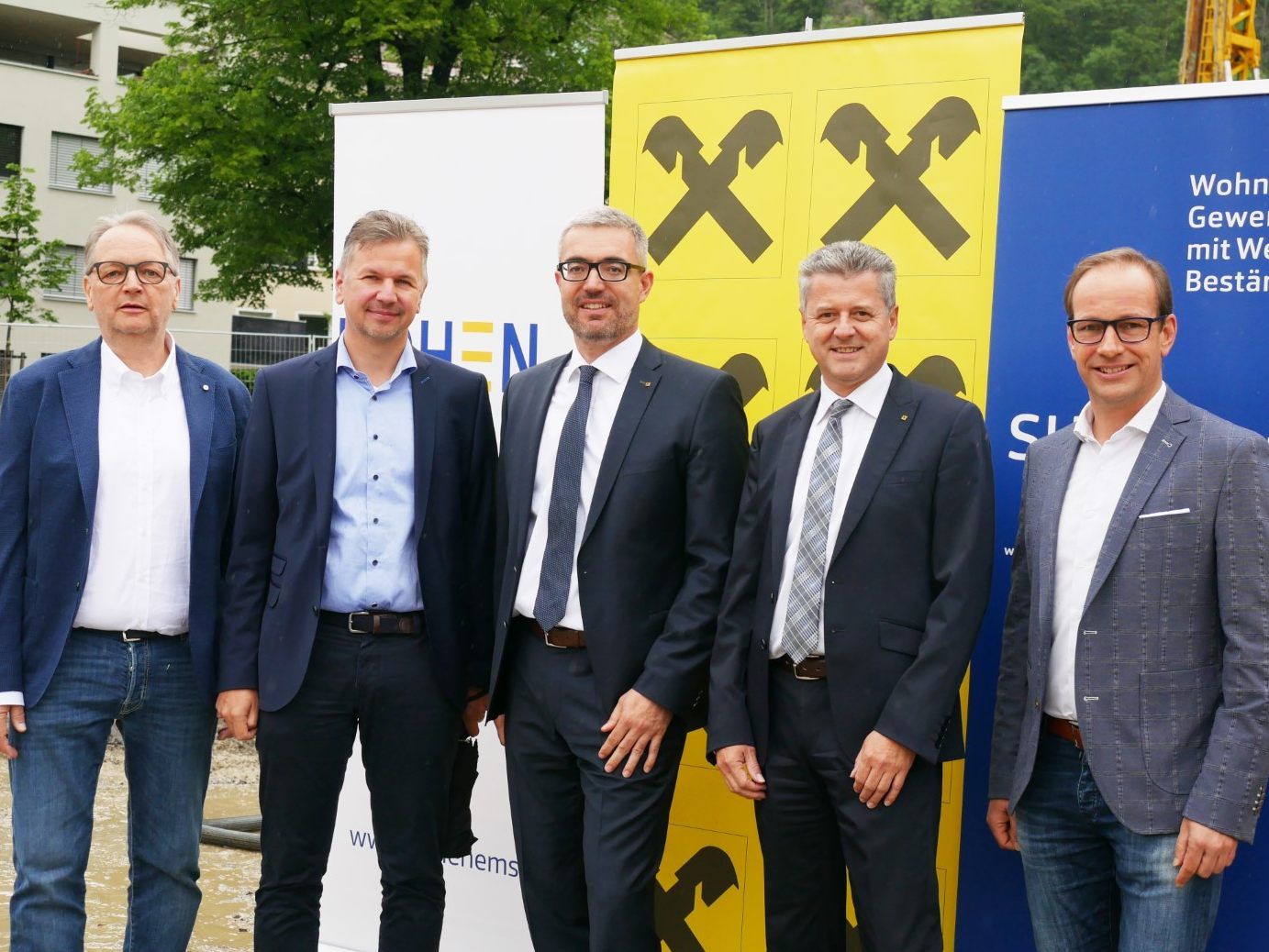 Die beiden Geschäftsführer der SH Bauträger GmbH, Helmut Haberl und Markus Schadenbauer, die Raiffeisen-Vorstände Andreas Giesinger und Klaus Scheichl sowie Bürgermeister Dieter Egger sehen im Quartier an der Schillerallee eine wesentliche Aufwertung für die Hohenemser Innenstadt. Die beiden Geschäftsführer der SH Bauträger GmbH, Helmut Haberl und Markus Schadenbauer, die Raiffeisen-Vorstände Andreas Giesinger und Klaus Scheichl sowie Bürgermeister Dieter Egger sehen im Quartier an der Schillerallee eine wesentliche Aufwertung für die Hohenemser Innenstadt.